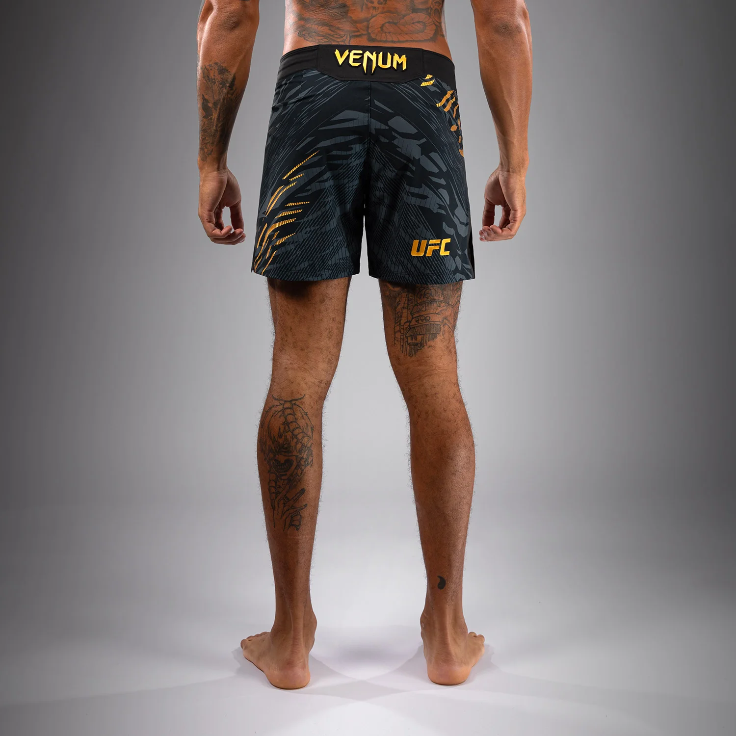 UFC Fusion by Venum Authentic Fight Night Shorts de Lucha para Hombre - Ajuste Corto - Champion - Image 2