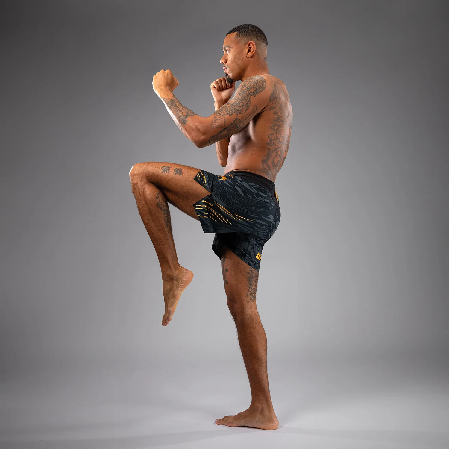 UFC Fusion by Venum Authentic Fight Night Shorts de Lucha para Hombre - Ajuste Corto - Champion - Image 3