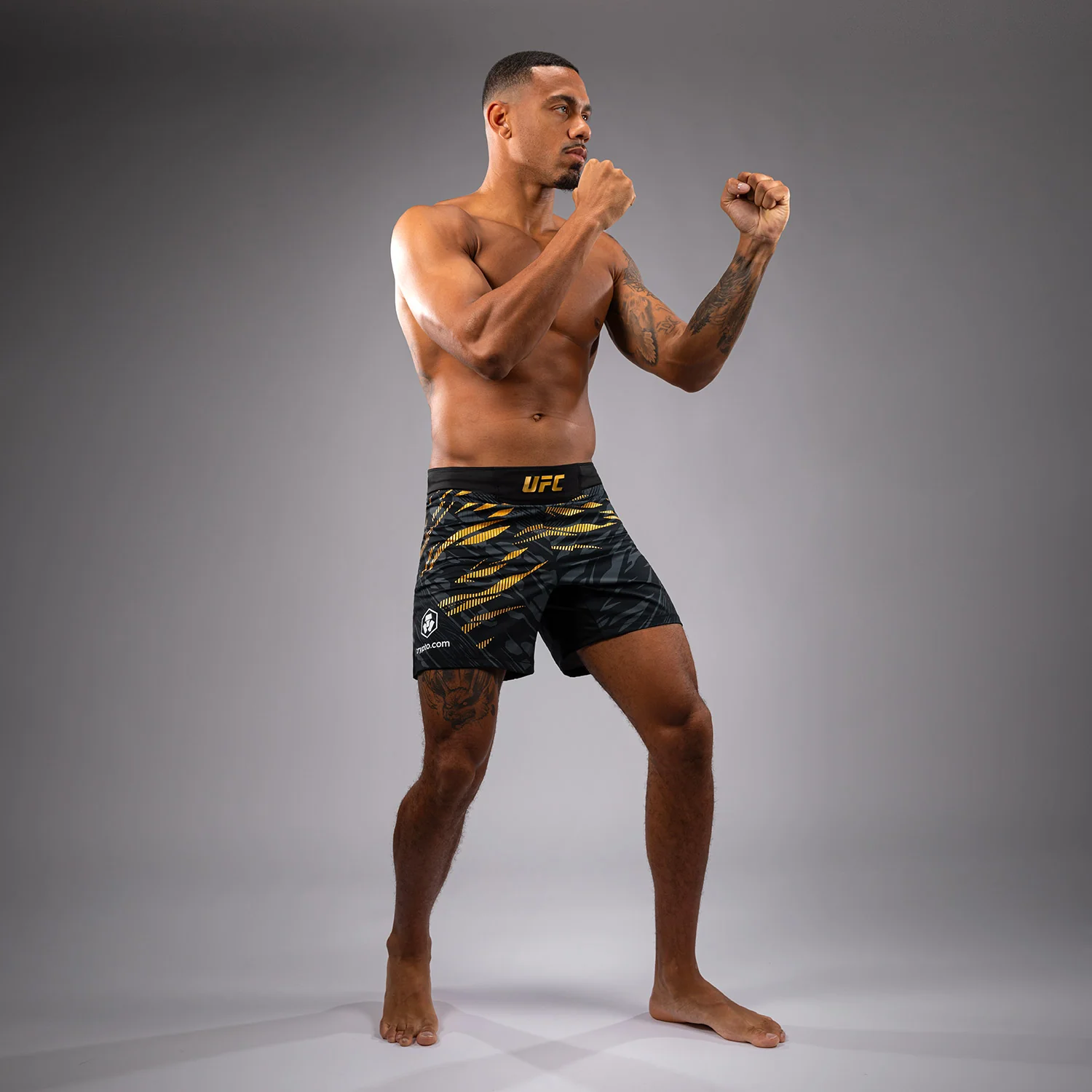 UFC Fusion by Venum Authentic Fight Night Shorts de Lucha para Hombre - Ajuste Corto - Champion - Image 4