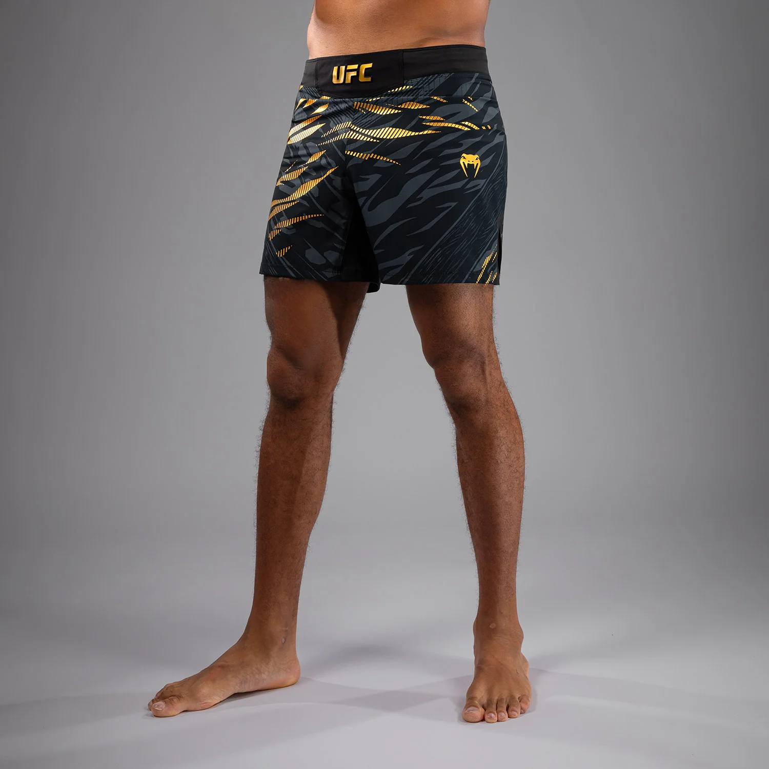 UFC Fusion by Venum Authentic Fight Night Shorts de Lucha para Hombre - Ajuste Corto - Champion - Image 5