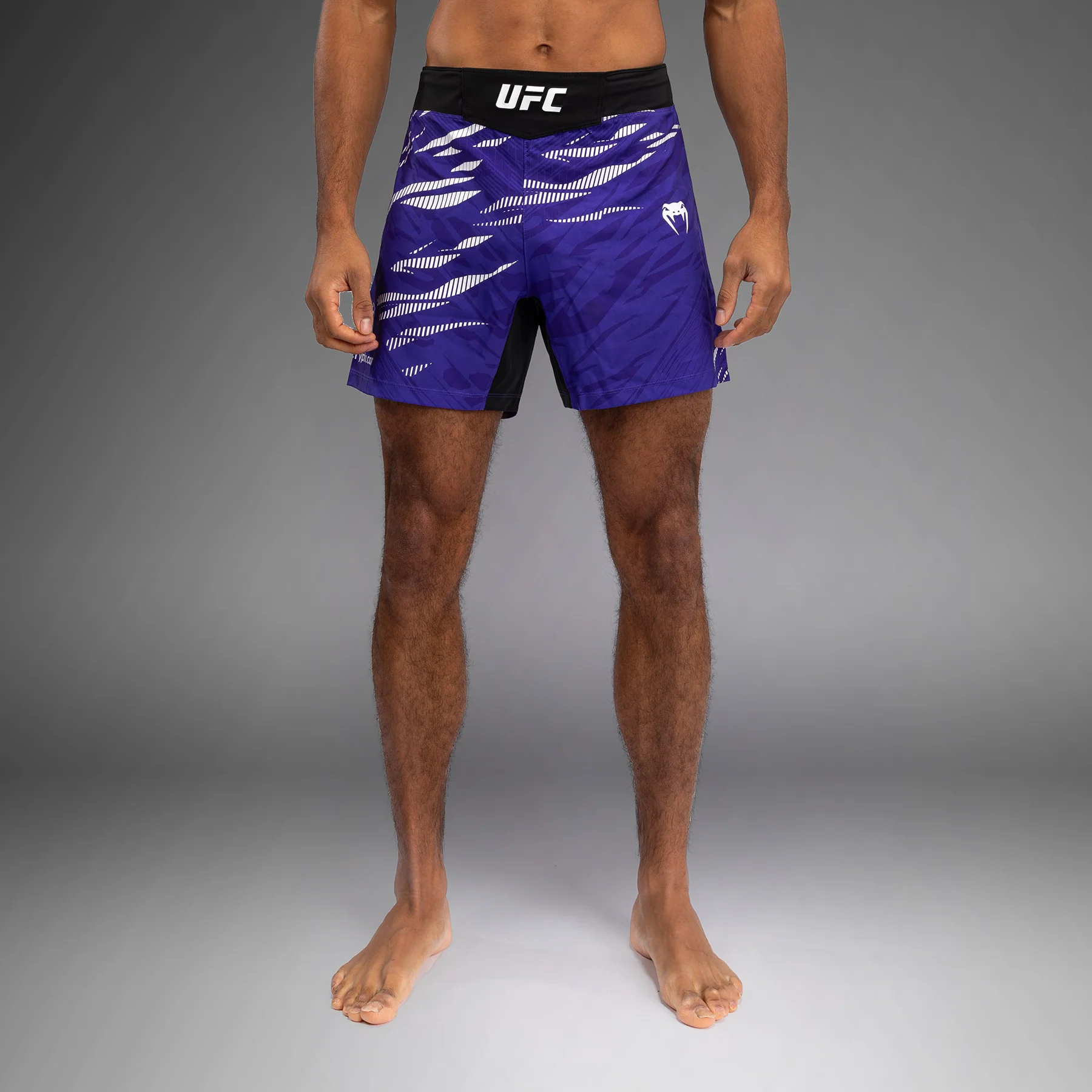 UFC Fusion by Venum Authentic Fight Night Shorts de Lucha para Hombre - Ajuste Corto - Morado
