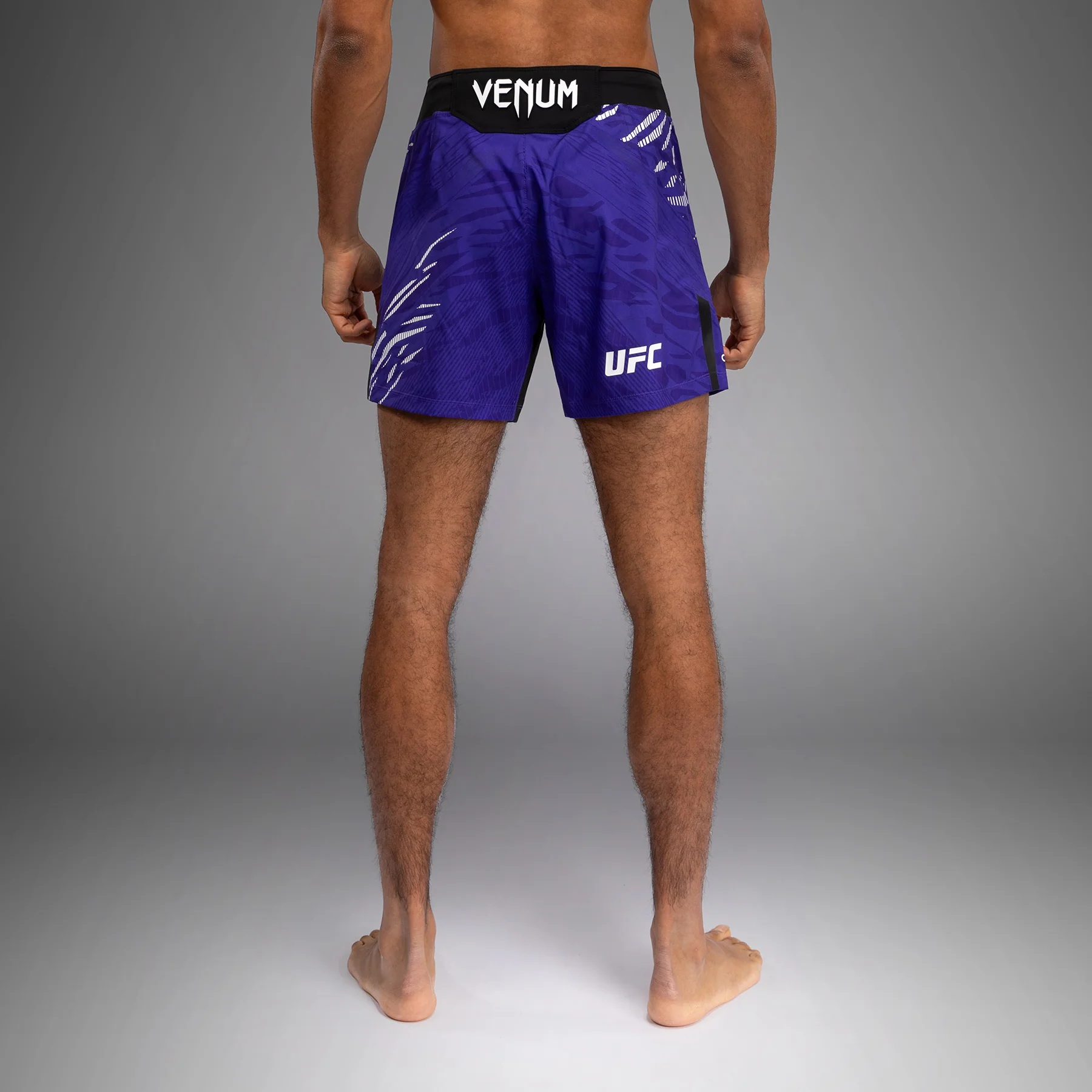 UFC Fusion by Venum Authentic Fight Night Shorts de Lucha para Hombre - Ajuste Corto - Morado - Image 2