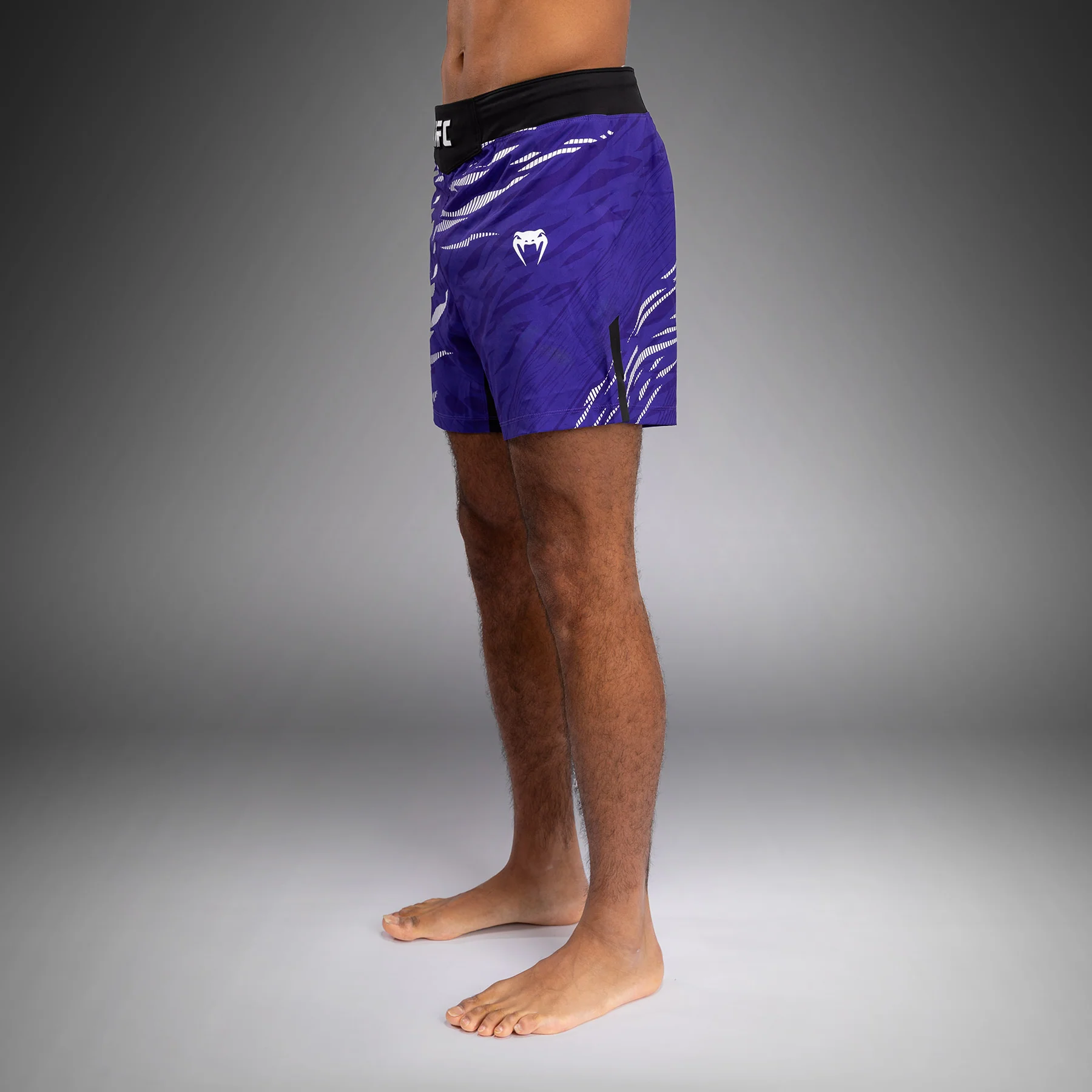 UFC Fusion by Venum Authentic Fight Night Shorts de Lucha para Hombre - Ajuste Corto - Morado - Image 5