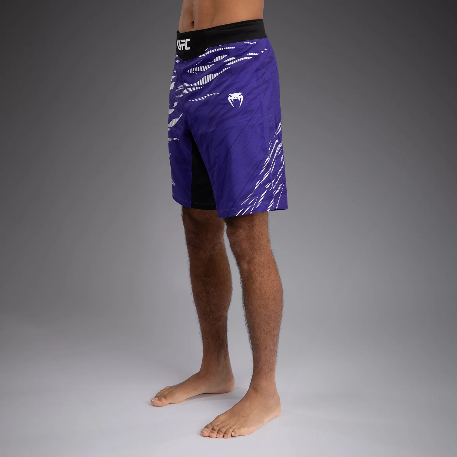 UFC Fusion by Venum Authentic Fight Night Shorts de Lucha para Hombre - Corte largo - Morado - Image 2