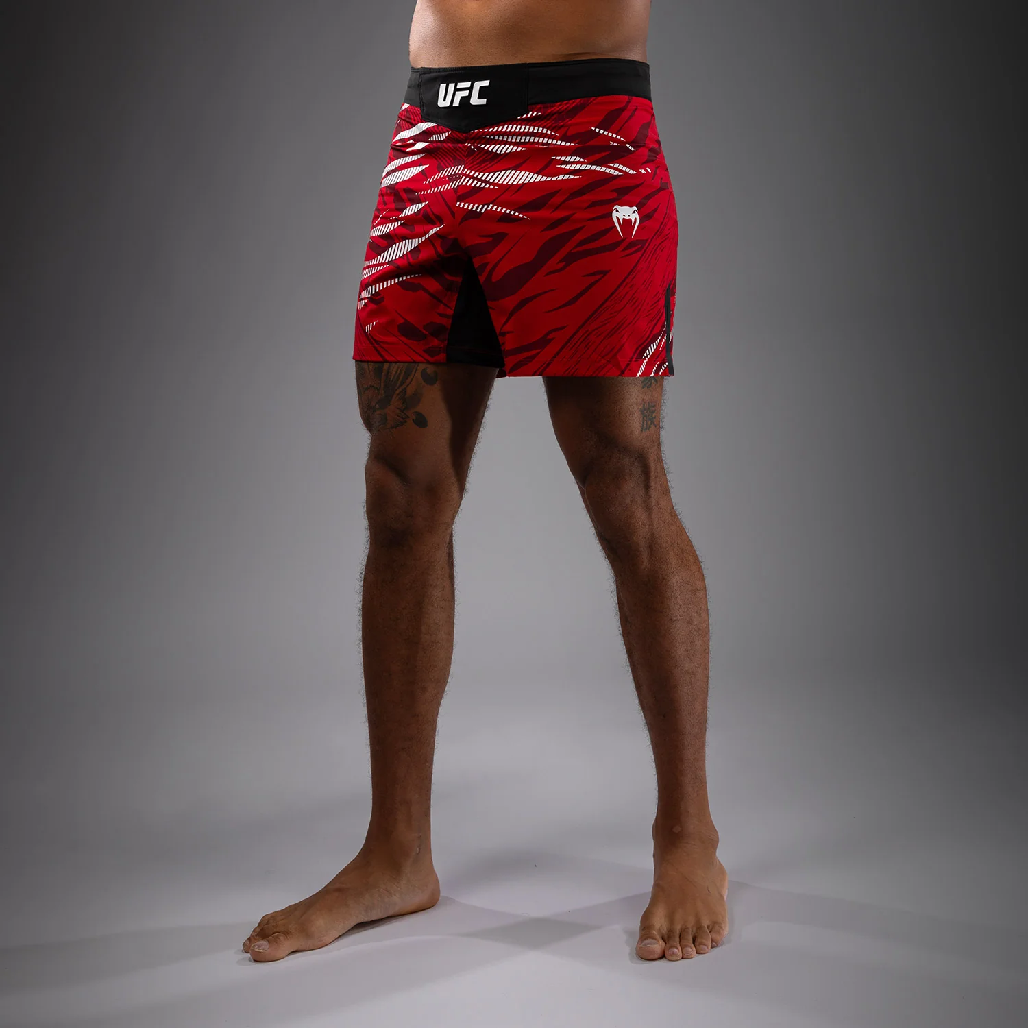 UFC Fusion by Venum Authentic Fight Night Shorts de Lucha para Hombre - Ajuste Corto - Rojo - Image 3