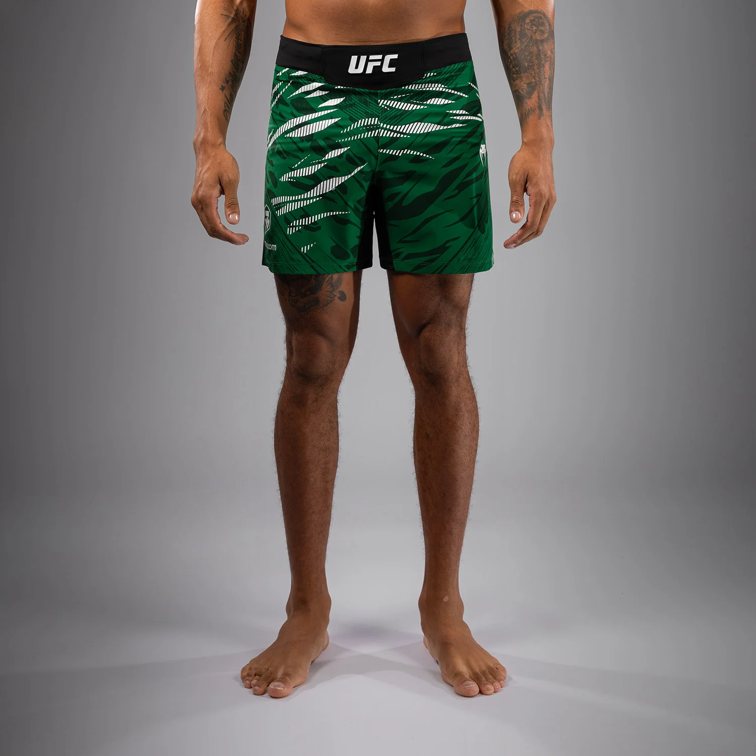 UFC Fusion by Venum Authentic Fight Night Shorts de Lucha para Hombre - Ajuste Corto - Verde