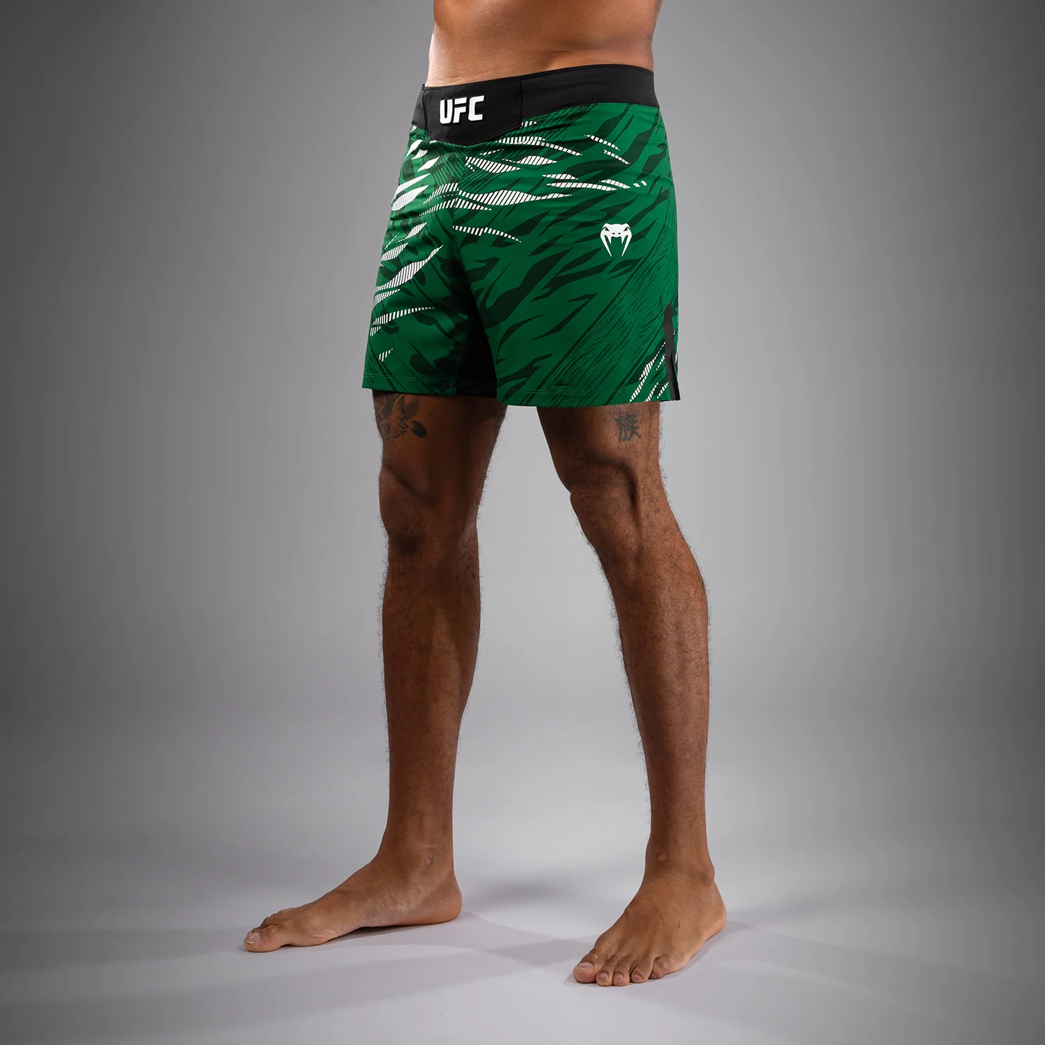 UFC Fusion by Venum Authentic Fight Night Shorts de Lucha para Hombre - Ajuste Corto - Verde - Image 2