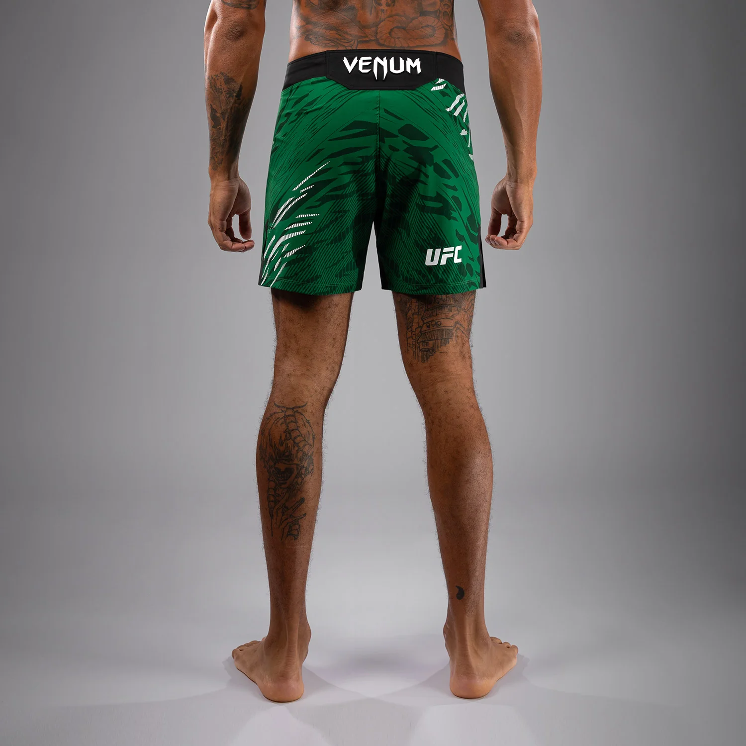 UFC Fusion by Venum Authentic Fight Night Shorts de Lucha para Hombre - Ajuste Corto - Verde - Image 3