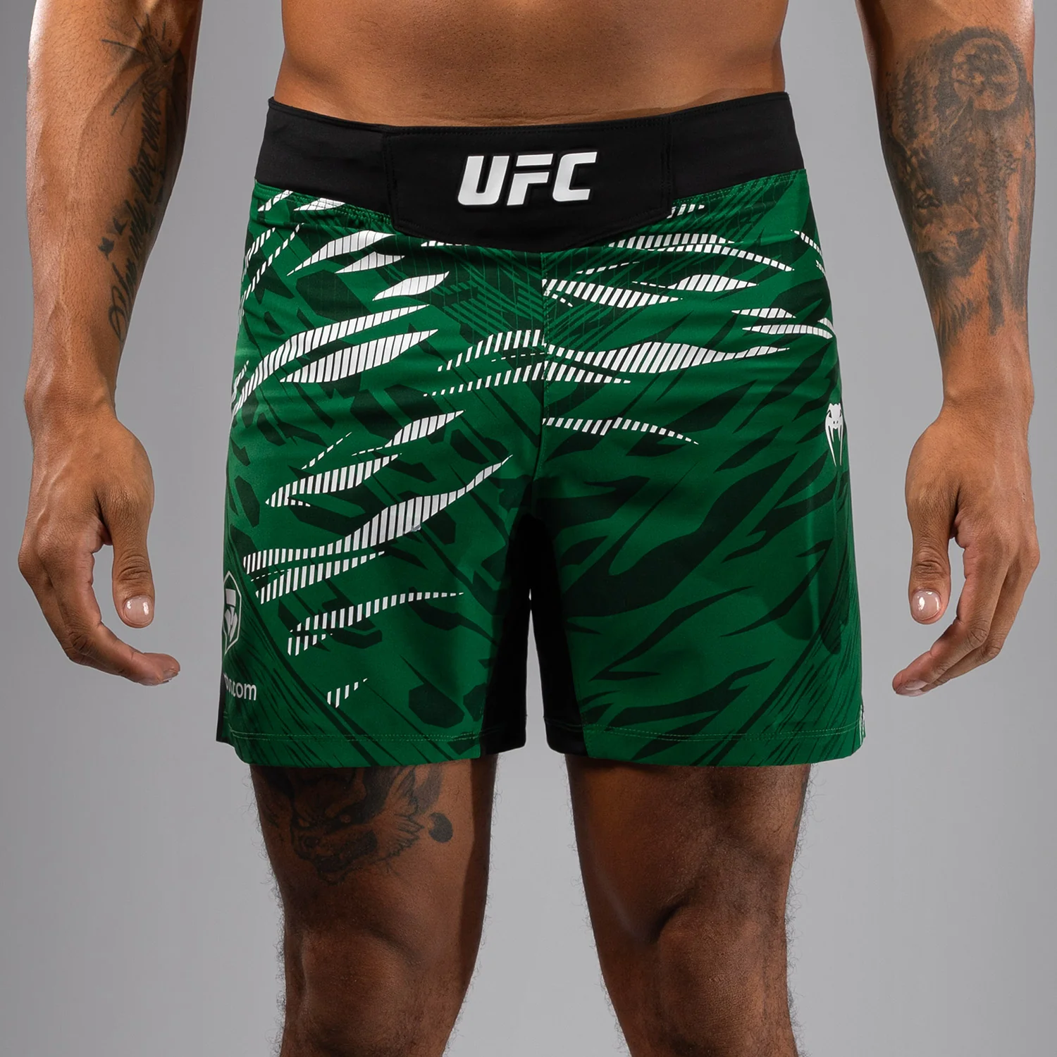 UFC Fusion by Venum Authentic Fight Night Shorts de Lucha para Hombre - Ajuste Corto - Verde - Image 6