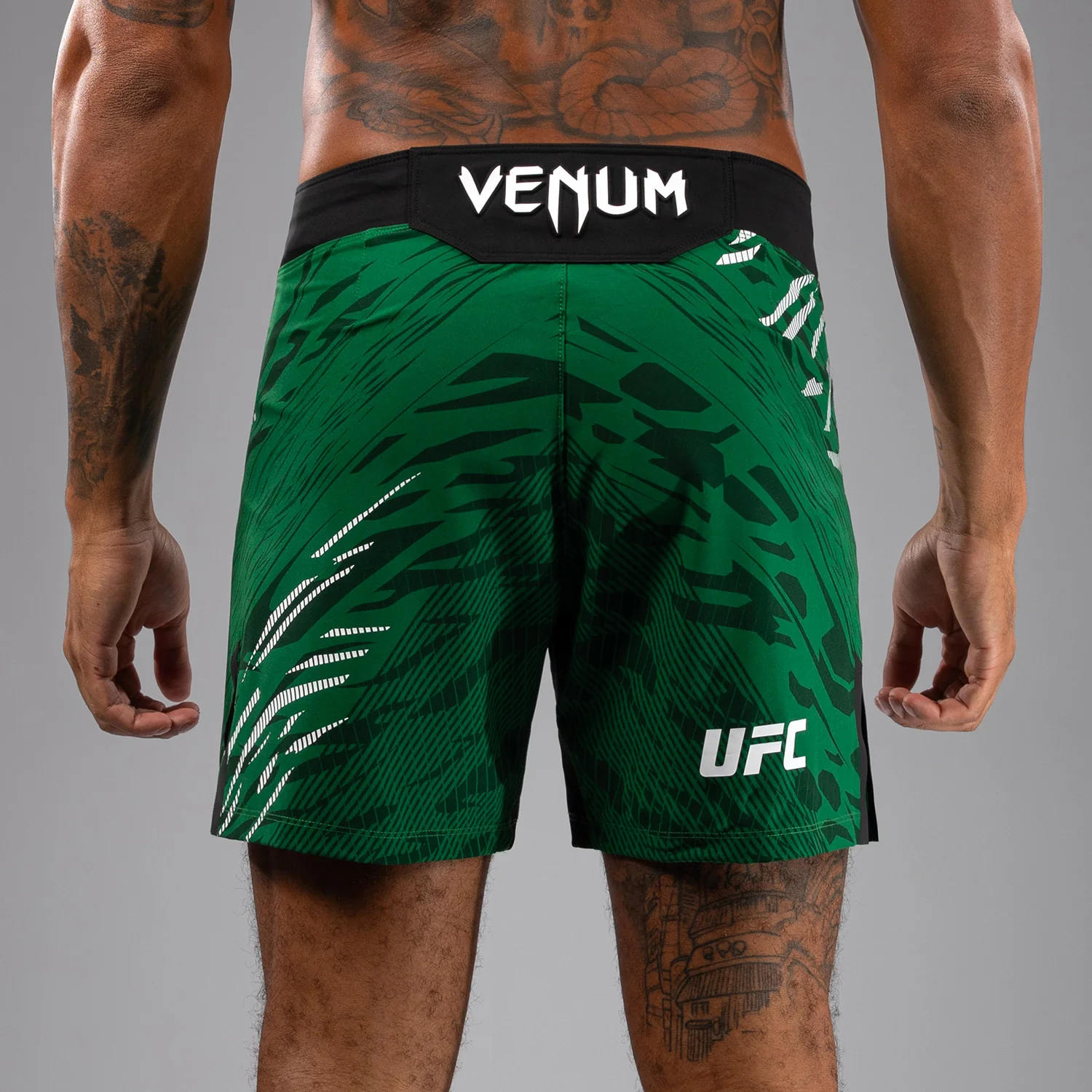UFC Fusion by Venum Authentic Fight Night Shorts de Lucha para Hombre - Ajuste Corto - Verde - Image 7