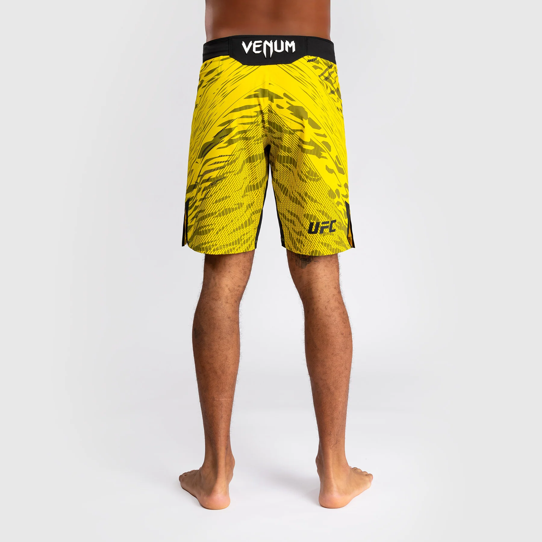 UFC Fusion by Venum Authentic Fight Night Shorts de Lucha para Hombre - Ajuste Largo - Amarillo - Image 3