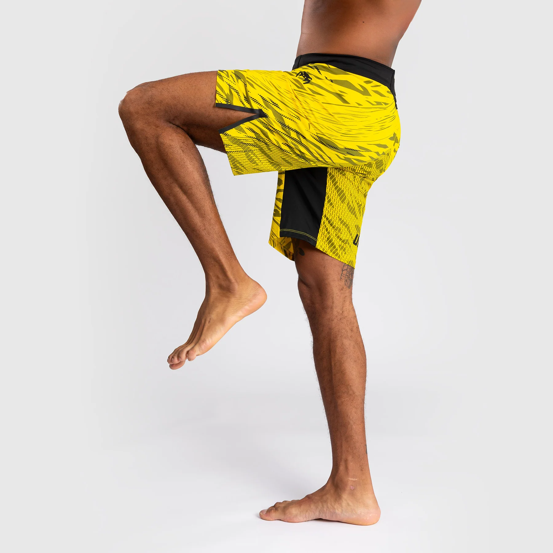 UFC Fusion by Venum Authentic Fight Night Shorts de Lucha para Hombre - Ajuste Largo - Amarillo - Image 6