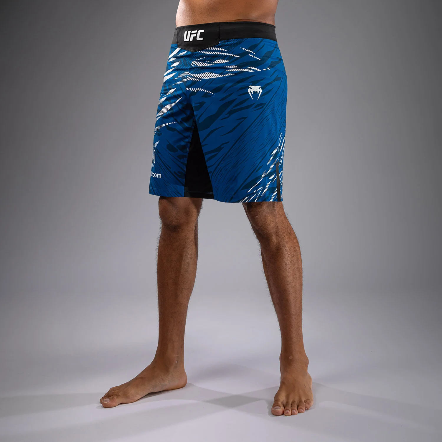 UFC Fusion by Venum Authentic Fight Night Shorts de Lucha para Hombre - Ajuste Largo - Azul - Image 3