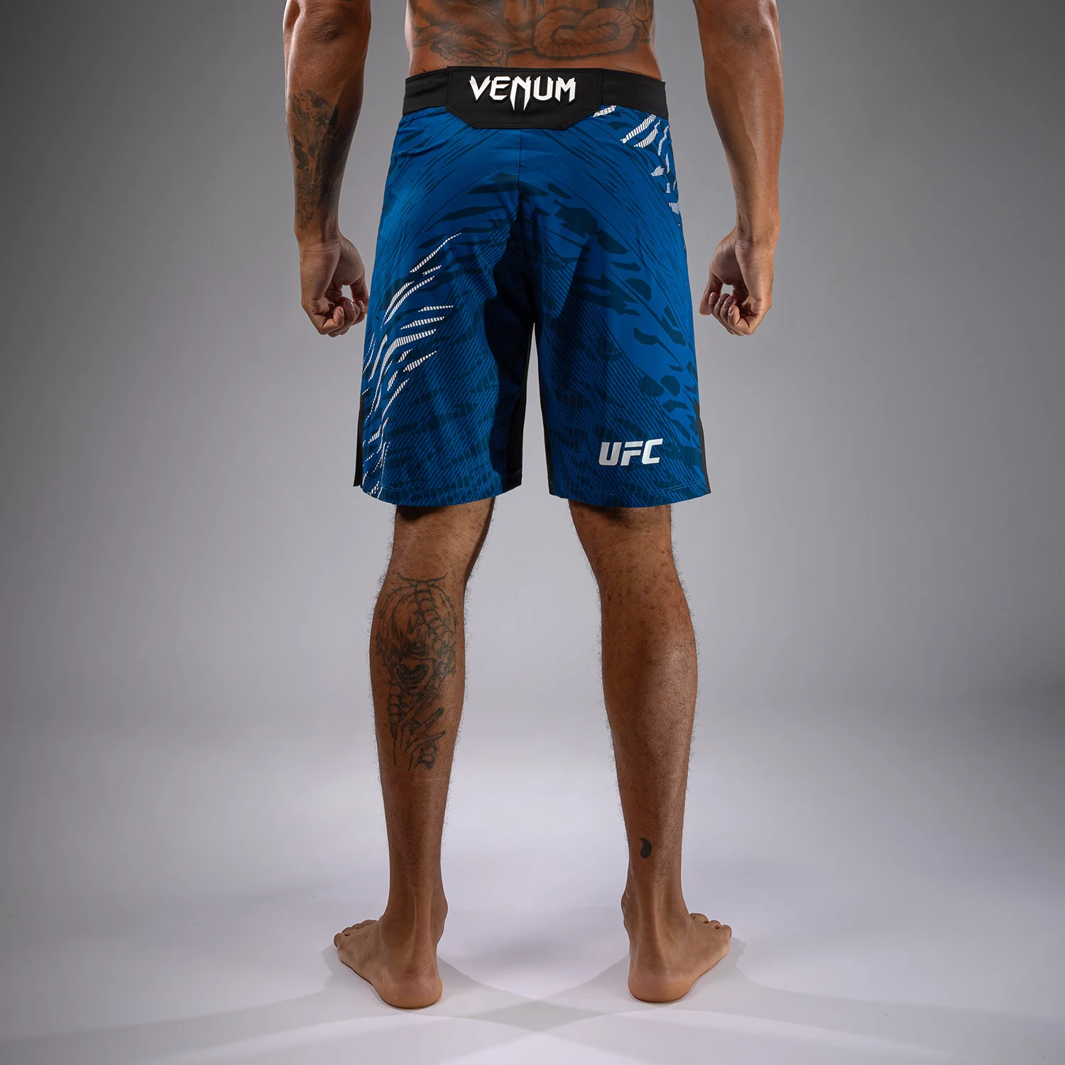 UFC Fusion by Venum Authentic Fight Night Shorts de Lucha para Hombre - Ajuste Largo - Azul - Image 4