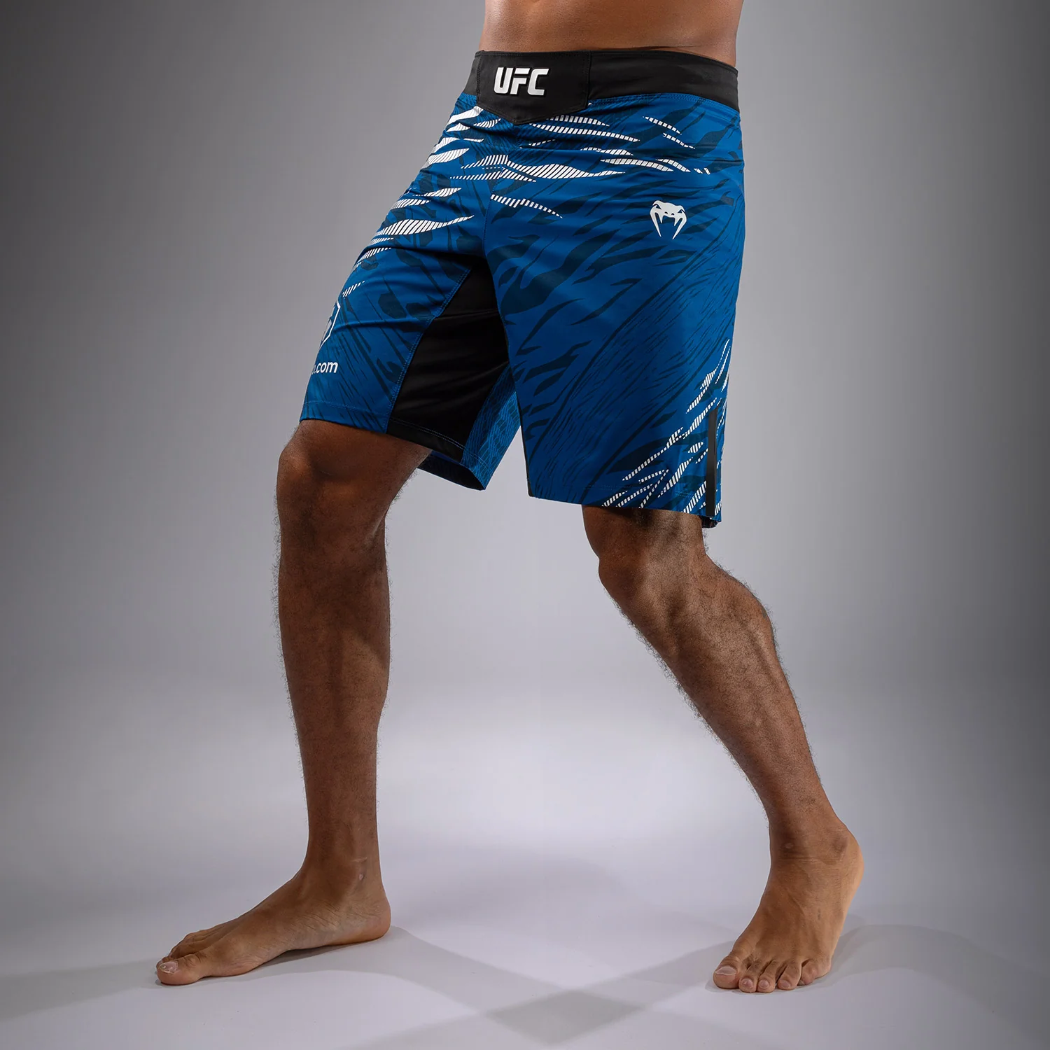 UFC Fusion by Venum Authentic Fight Night Shorts de Lucha para Hombre - Ajuste Largo - Azul - Image 6