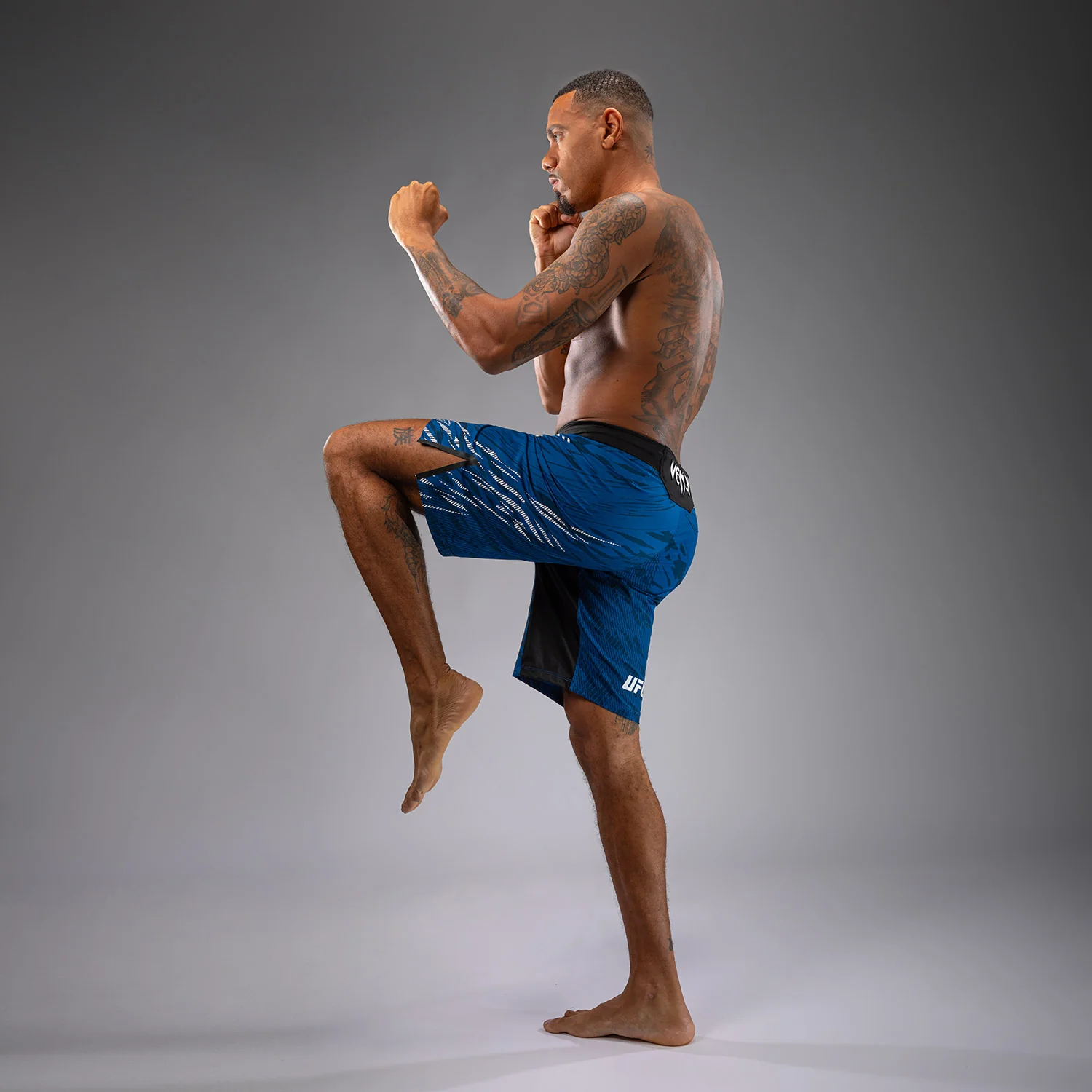 UFC Fusion by Venum Authentic Fight Night Shorts de Lucha para Hombre - Ajuste Largo - Azul - Image 7