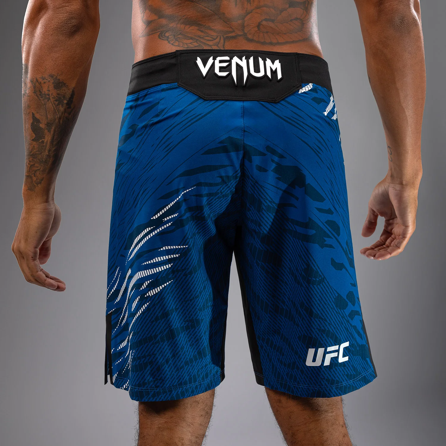 UFC Fusion by Venum Authentic Fight Night Shorts de Lucha para Hombre - Ajuste Largo - Azul - Image 9