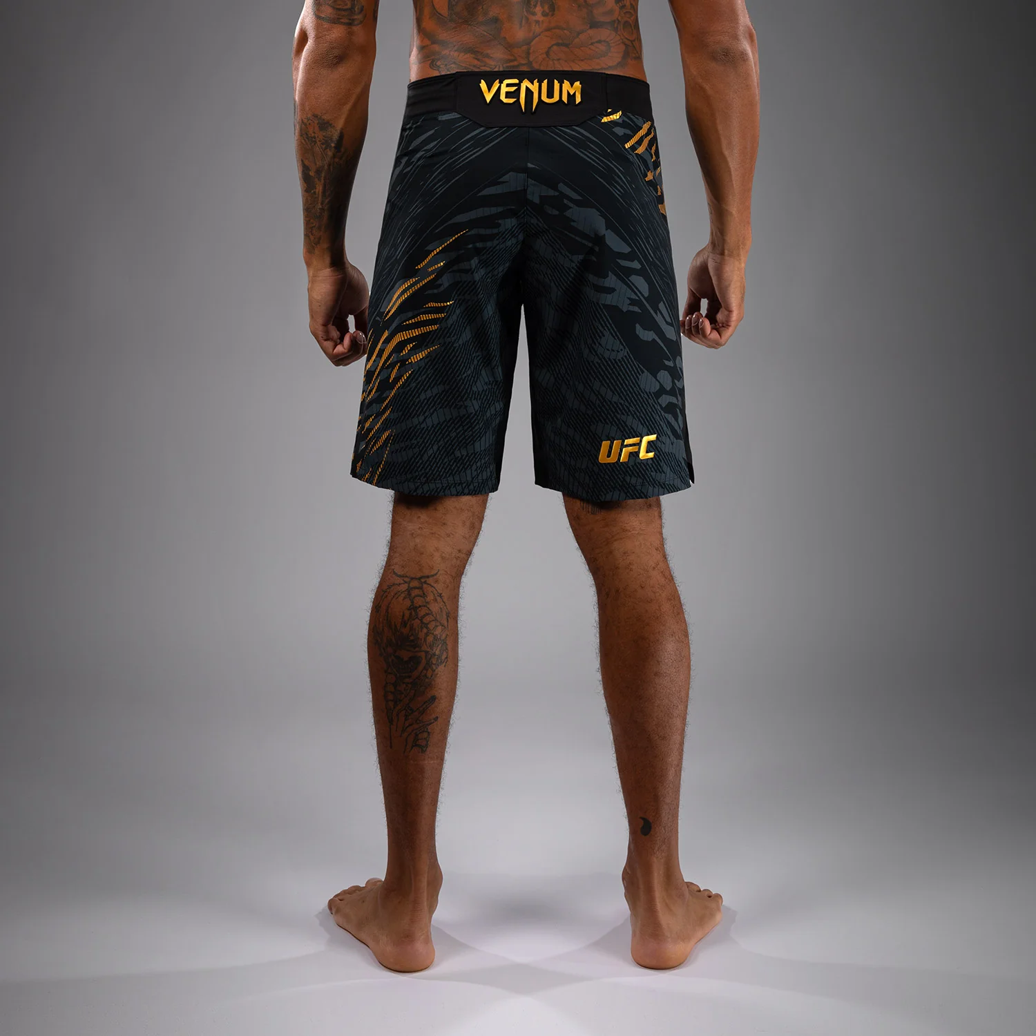 UFC Fusion by Venum Authentic Fight Night Shorts de Lucha para Hombre - Ajuste Largo - Champion - Image 2