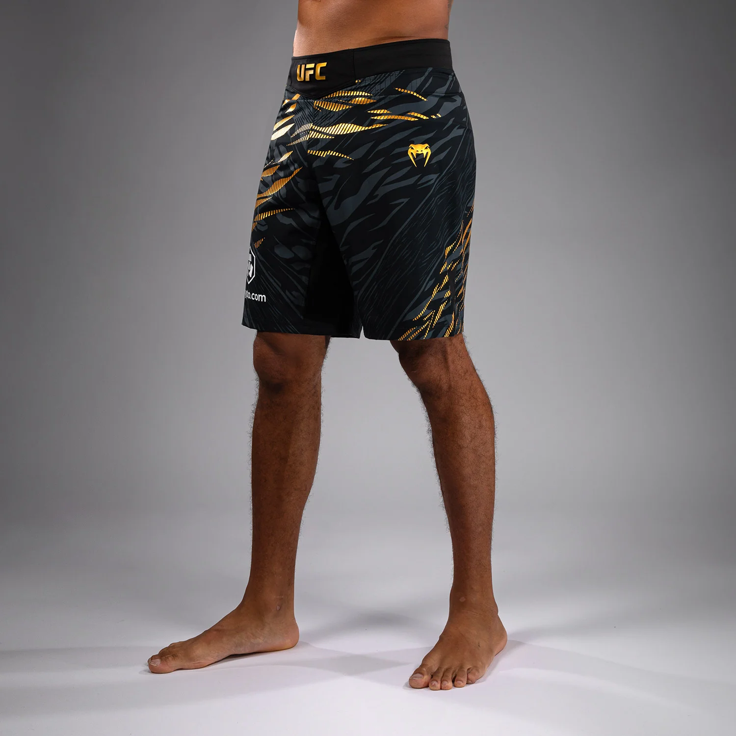 UFC Fusion by Venum Authentic Fight Night Shorts de Lucha para Hombre - Ajuste Largo - Champion - Image 3