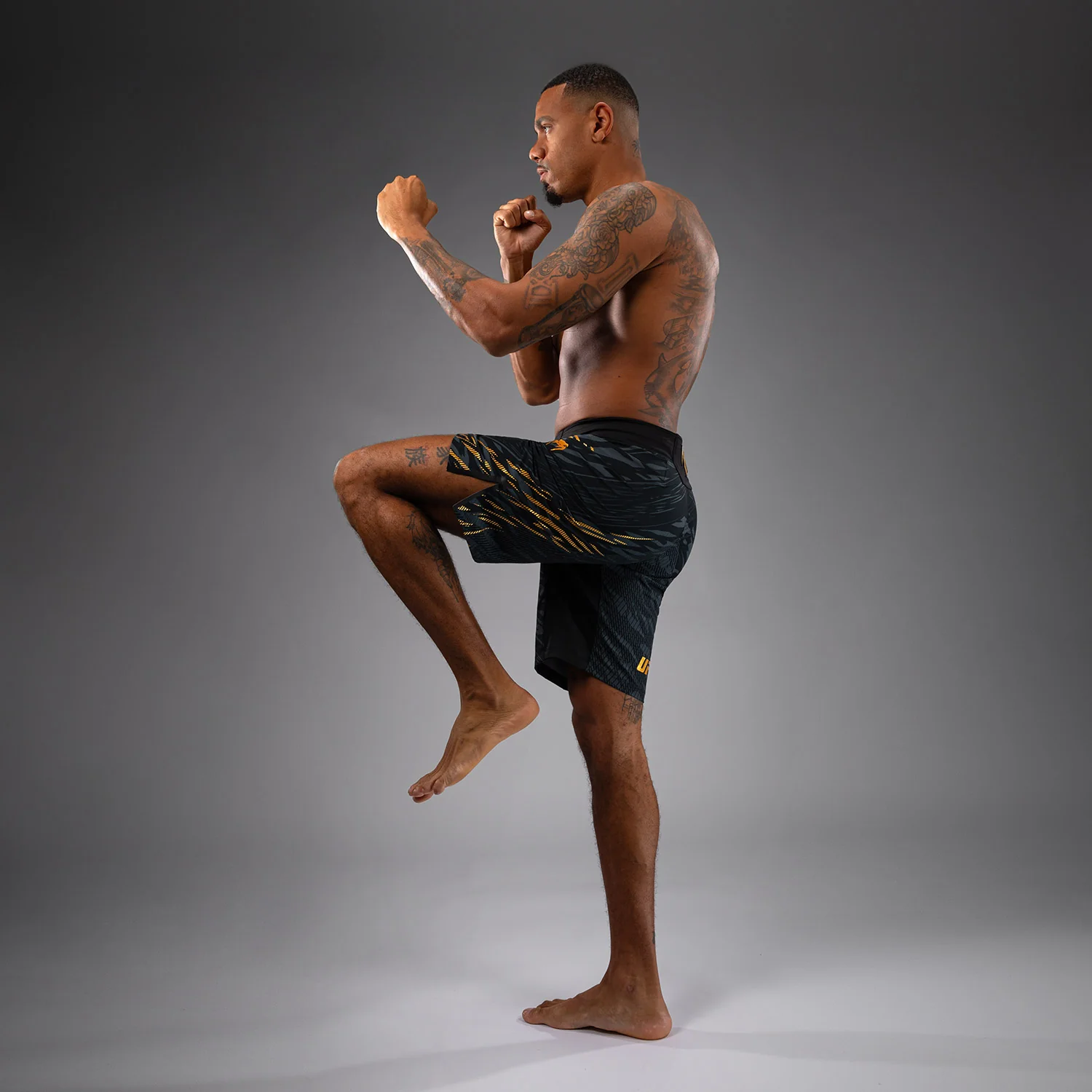 UFC Fusion by Venum Authentic Fight Night Shorts de Lucha para Hombre - Ajuste Largo - Champion - Image 4