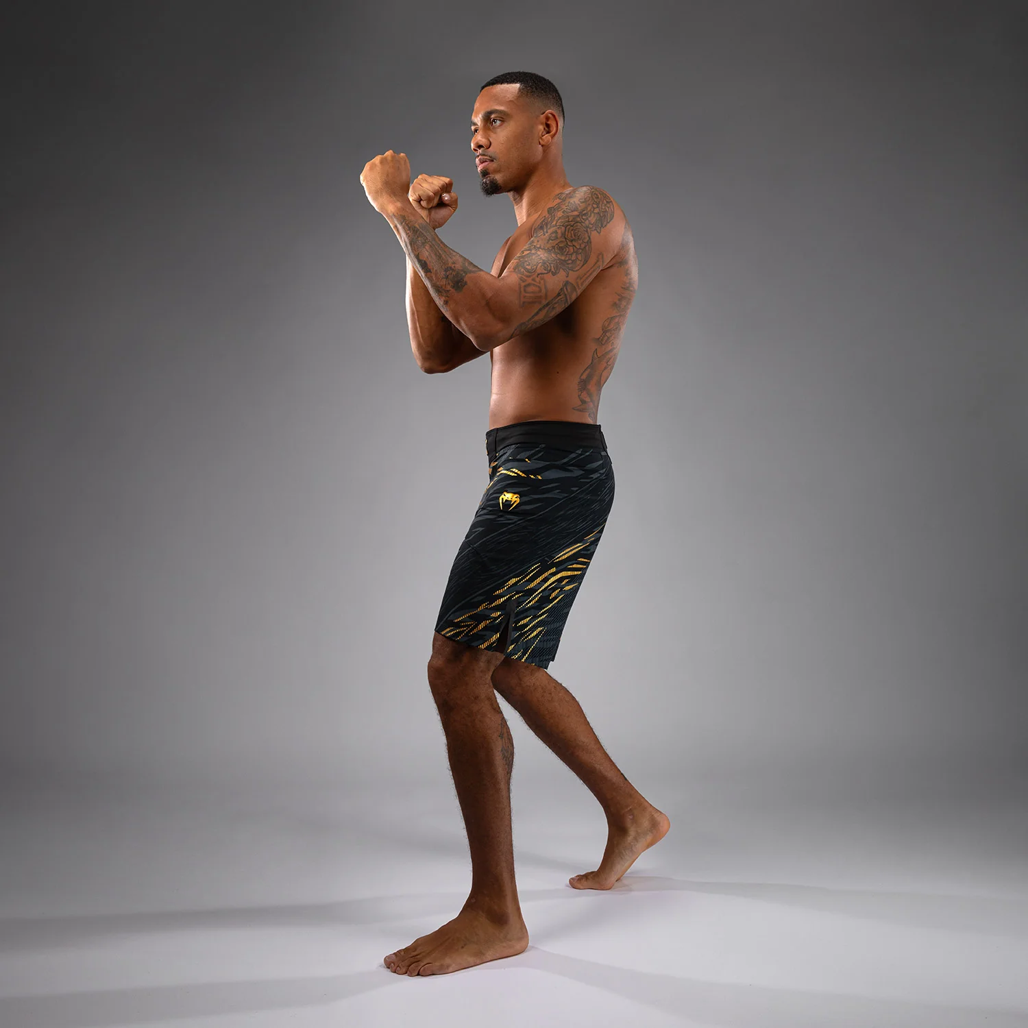 UFC Fusion by Venum Authentic Fight Night Shorts de Lucha para Hombre - Ajuste Largo - Champion - Image 6