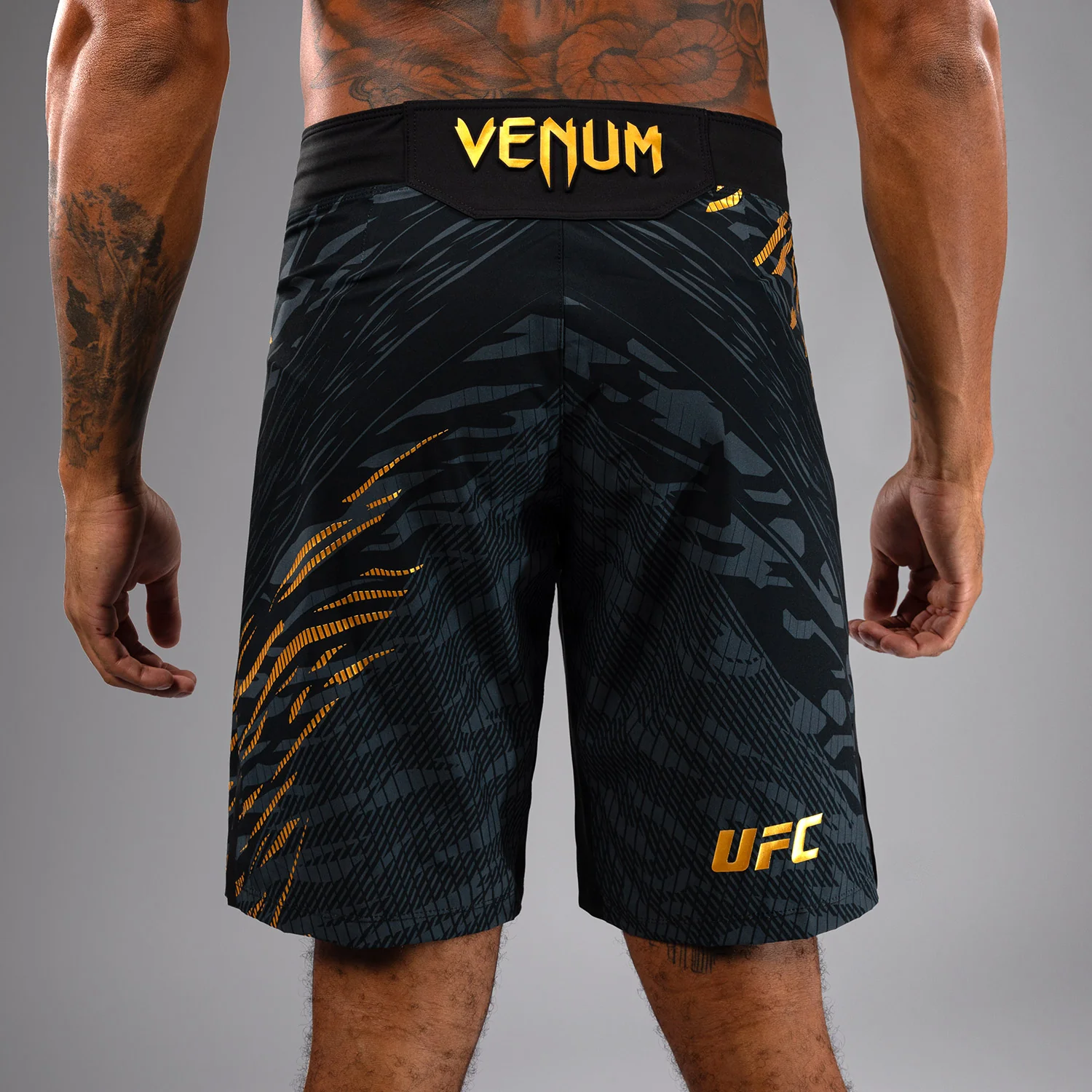 UFC Fusion by Venum Authentic Fight Night Shorts de Lucha para Hombre - Ajuste Largo - Champion - Image 9