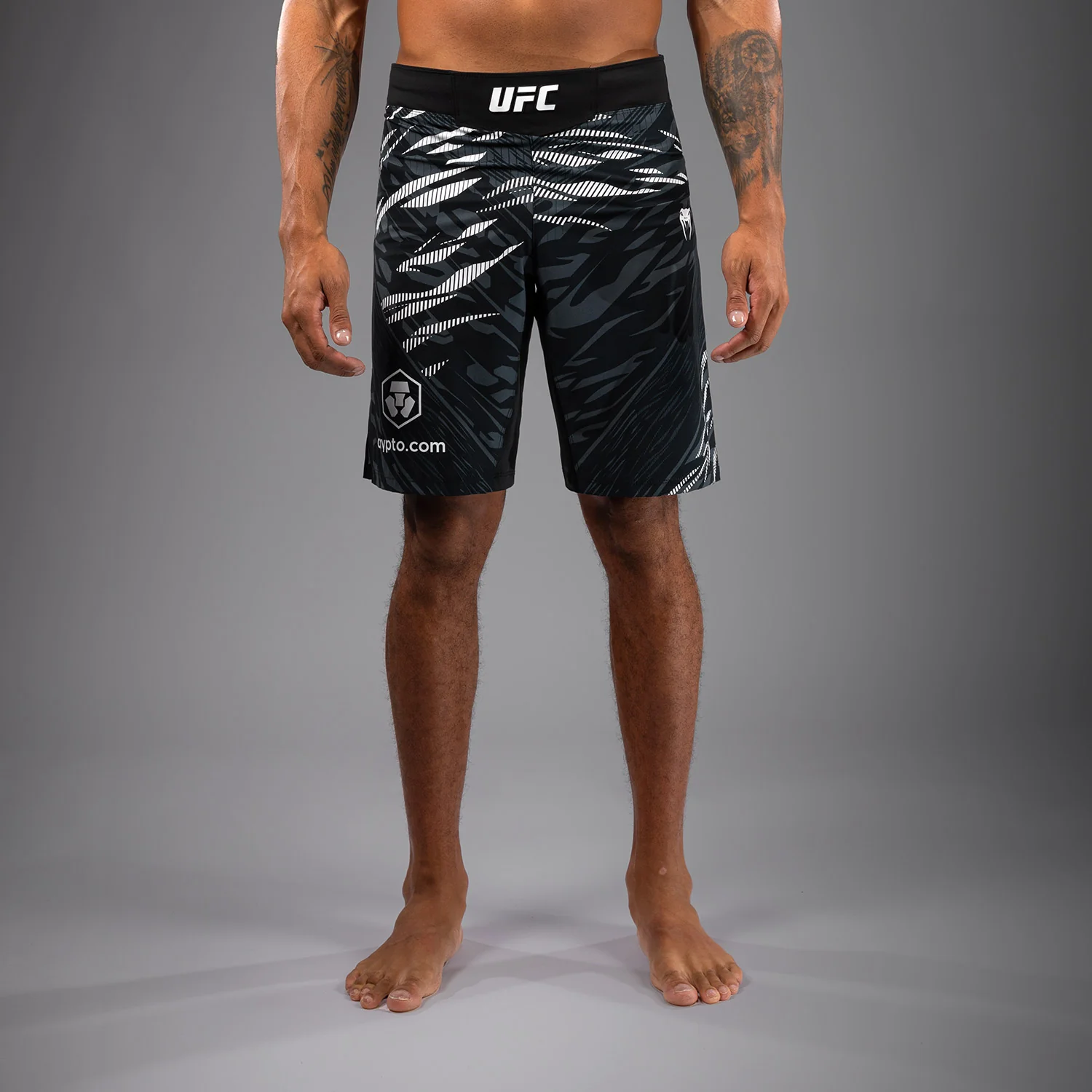 UFC Fusion by Venum Authentic Fight Night Shorts de Lucha para Hombre - Ajuste Largo - Negro
