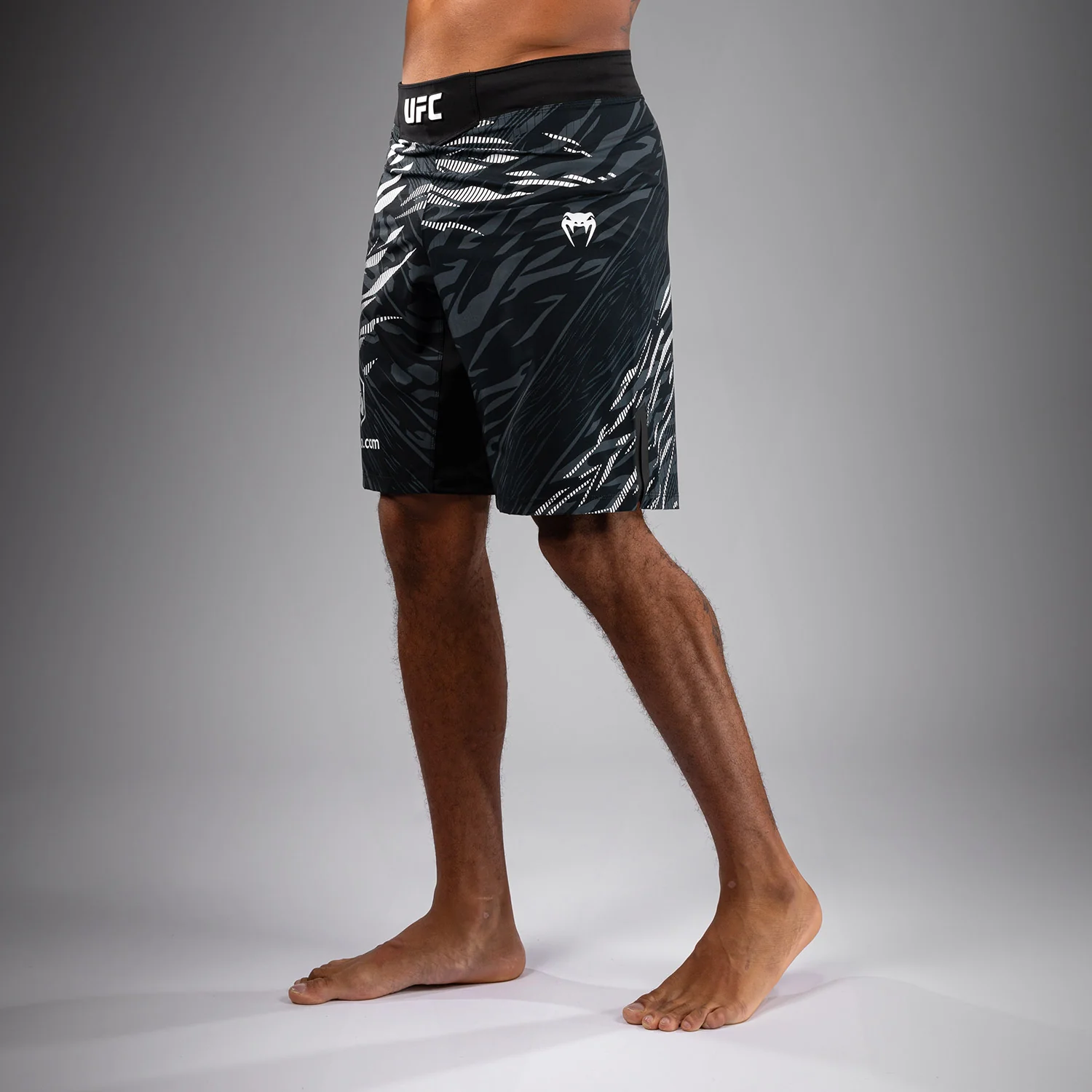 UFC Fusion by Venum Authentic Fight Night Shorts de Lucha para Hombre - Ajuste Largo - Negro - Image 2