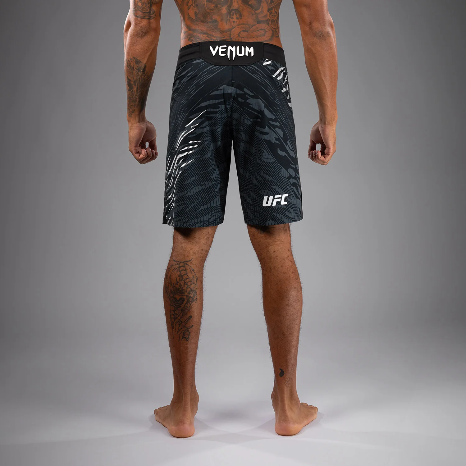 UFC Fusion by Venum Authentic Fight Night Shorts de Lucha para Hombre - Ajuste Largo - Negro - Image 4