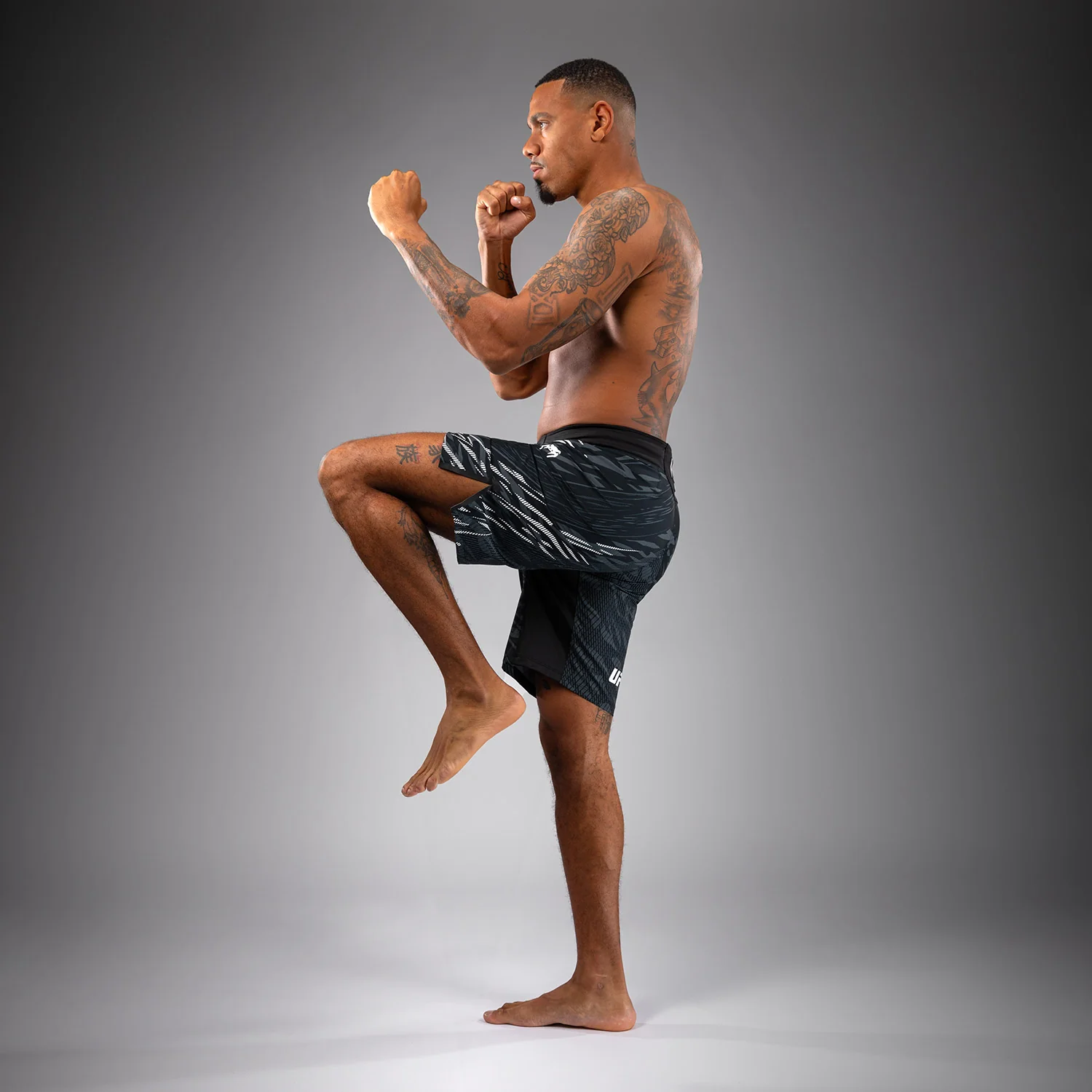 UFC Fusion by Venum Authentic Fight Night Shorts de Lucha para Hombre - Ajuste Largo - Negro - Image 5