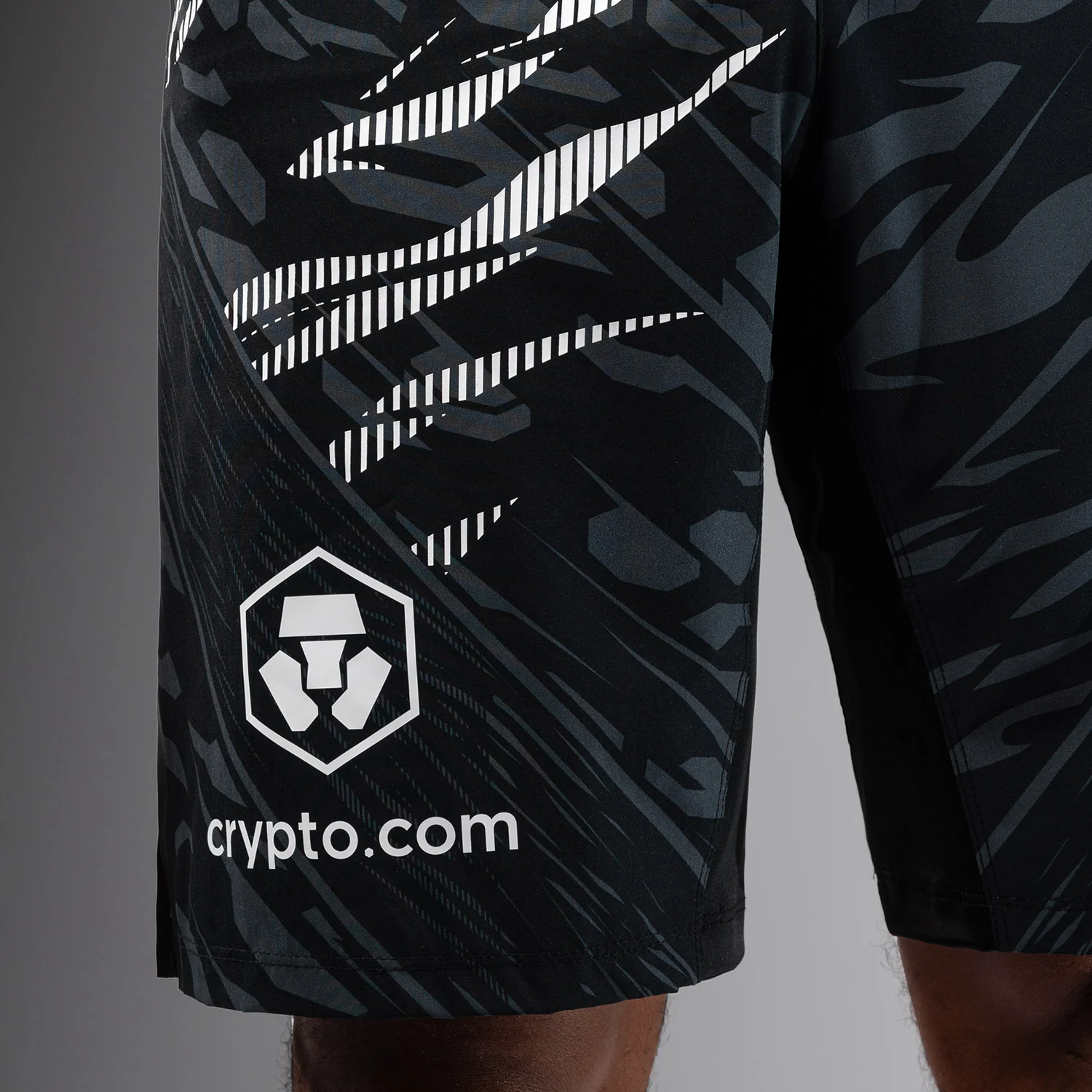 UFC Fusion by Venum Authentic Fight Night Shorts de Lucha para Hombre - Ajuste Largo - Negro - Image 6