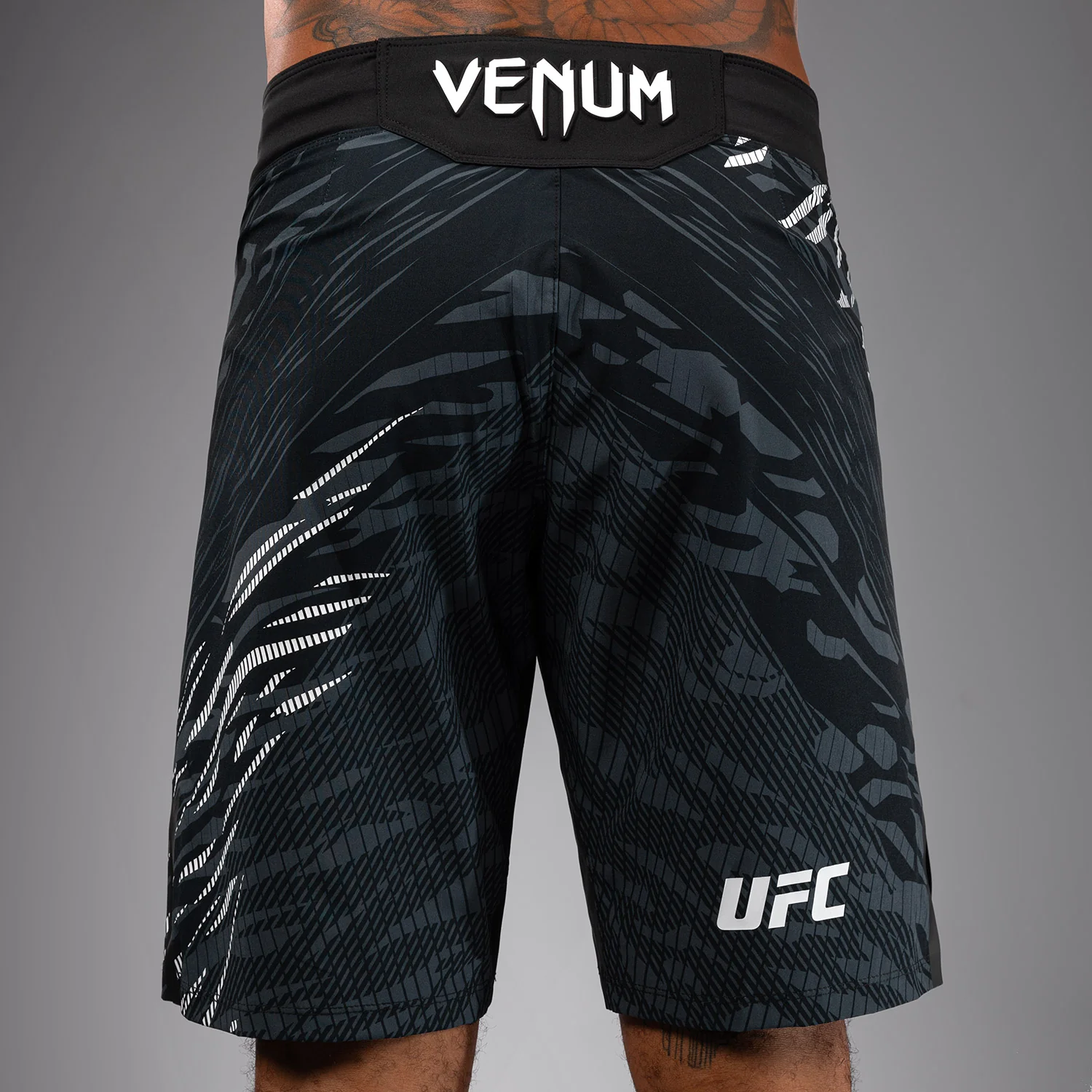 UFC Fusion by Venum Authentic Fight Night Shorts de Lucha para Hombre - Ajuste Largo - Negro - Image 7