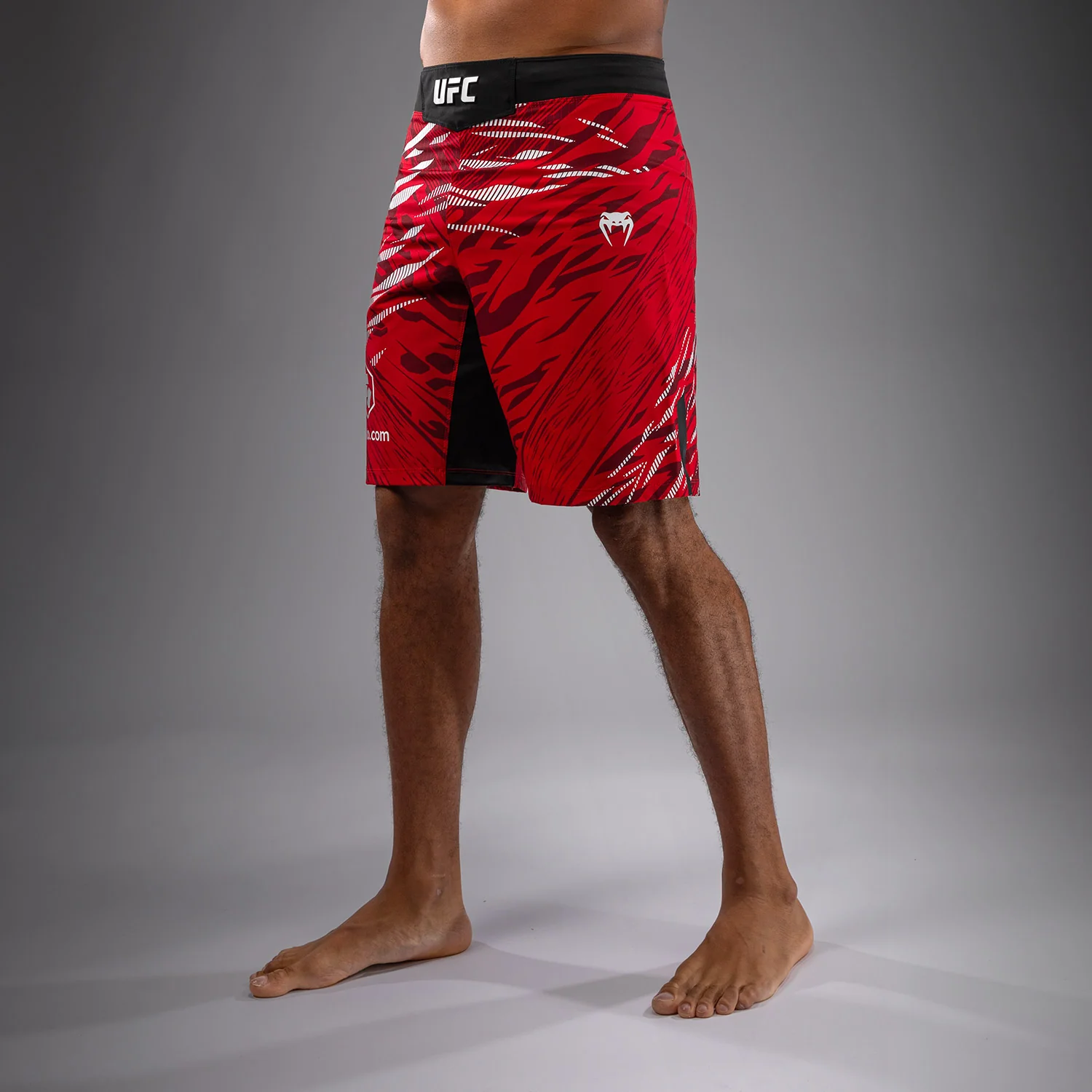 UFC Fusion by Venum Authentic Fight Night Shorts de Lucha para Hombre - Ajuste Largo - Rojo - Image 3