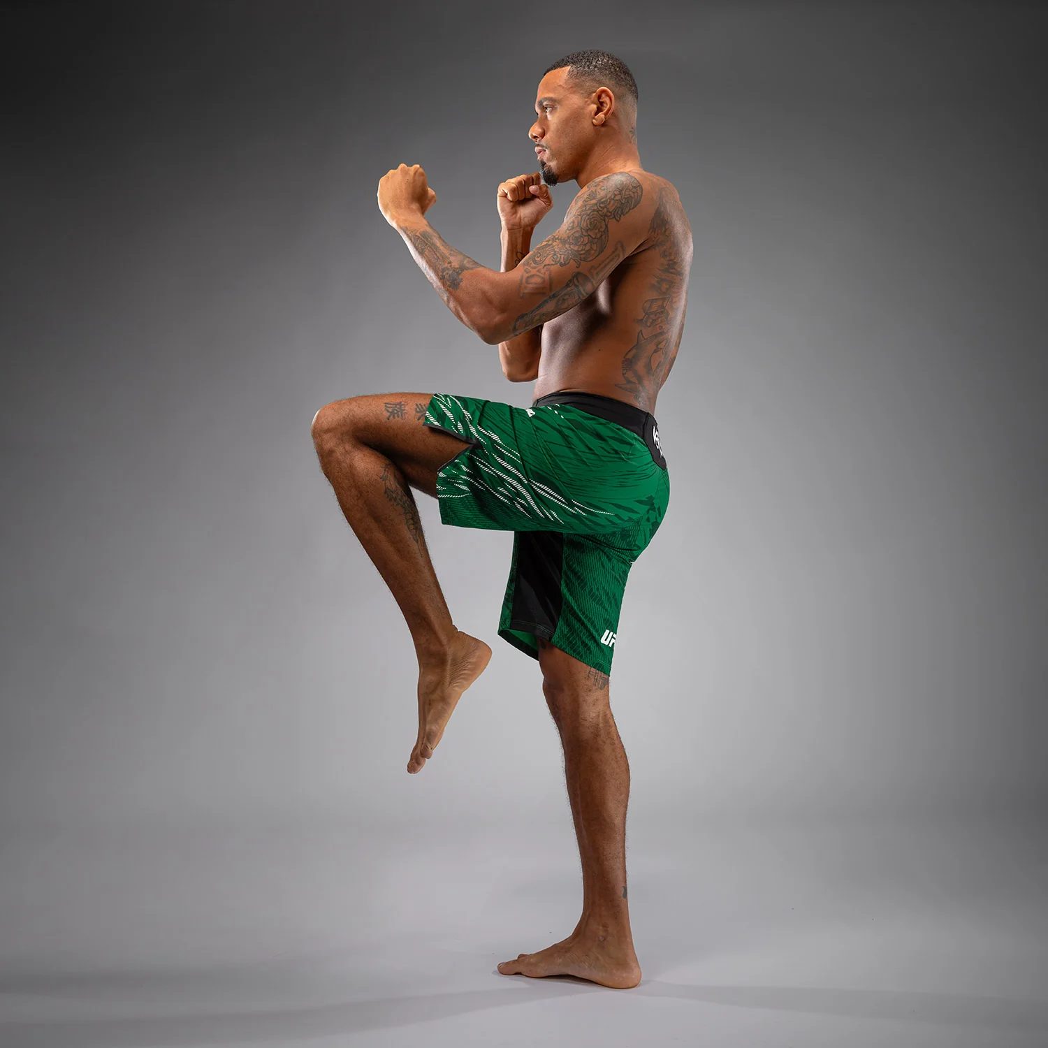 UFC Fusion by Venum Authentic Fight Night Shorts de Lucha para Hombre - Ajuste Largo - Verde - Image 4
