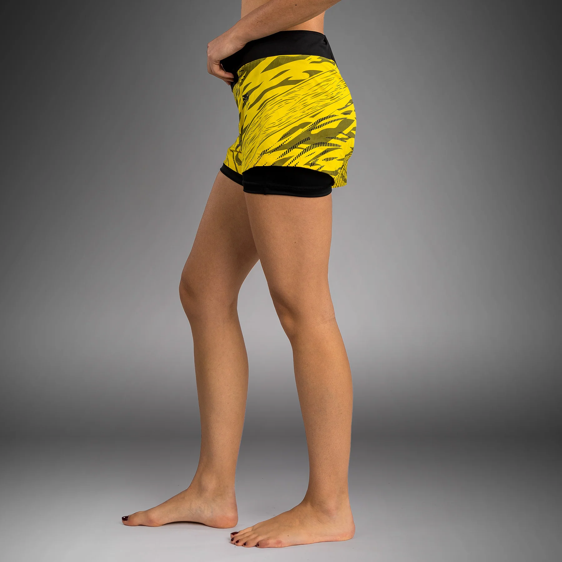 UFC Fusion by Venum Authentic Fight Night Shorts de Lucha para Mujer - Amarillo - Image 4