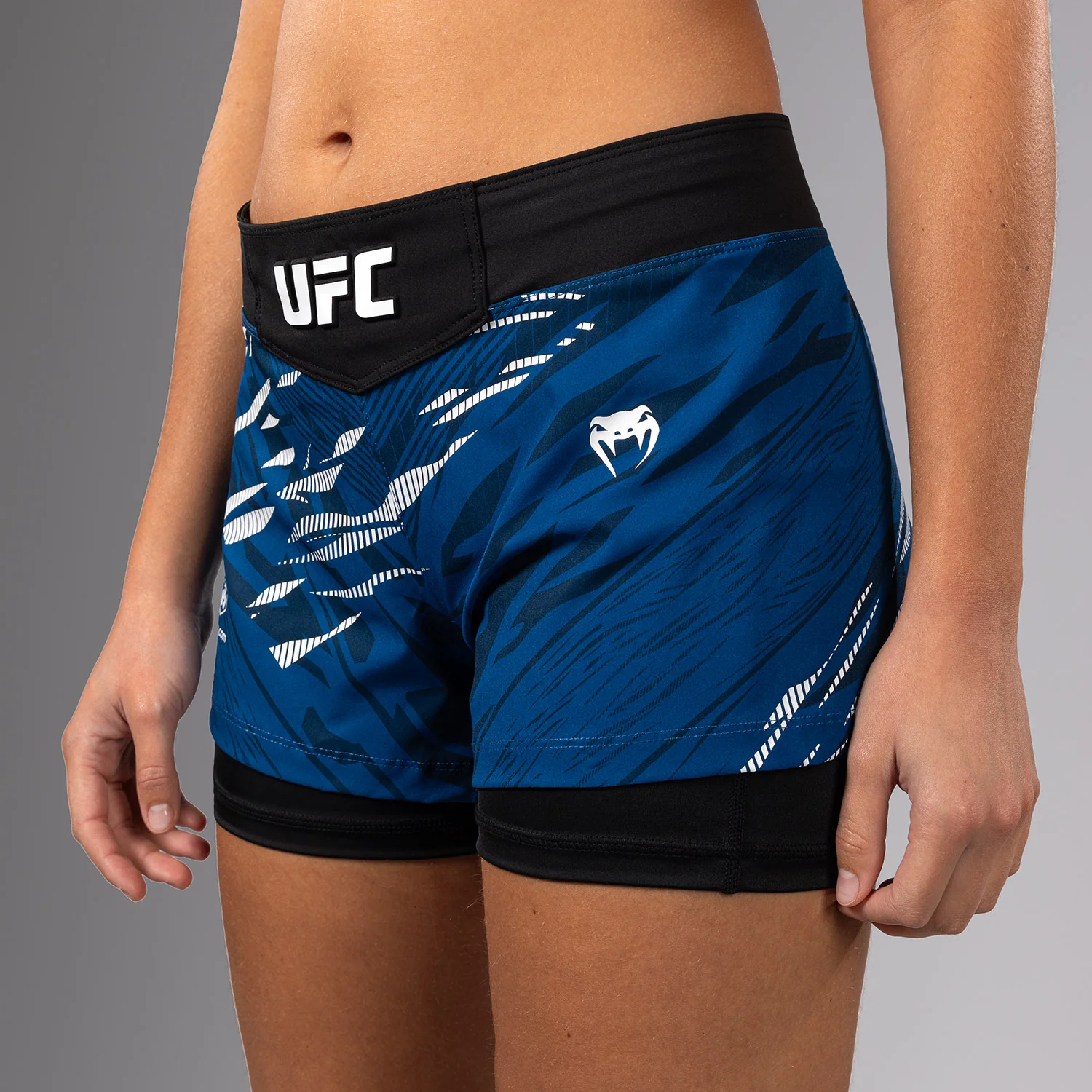 UFC Fusion by Venum Authentic Fight Night Shorts de Lucha para Mujer - Azul - Image 6