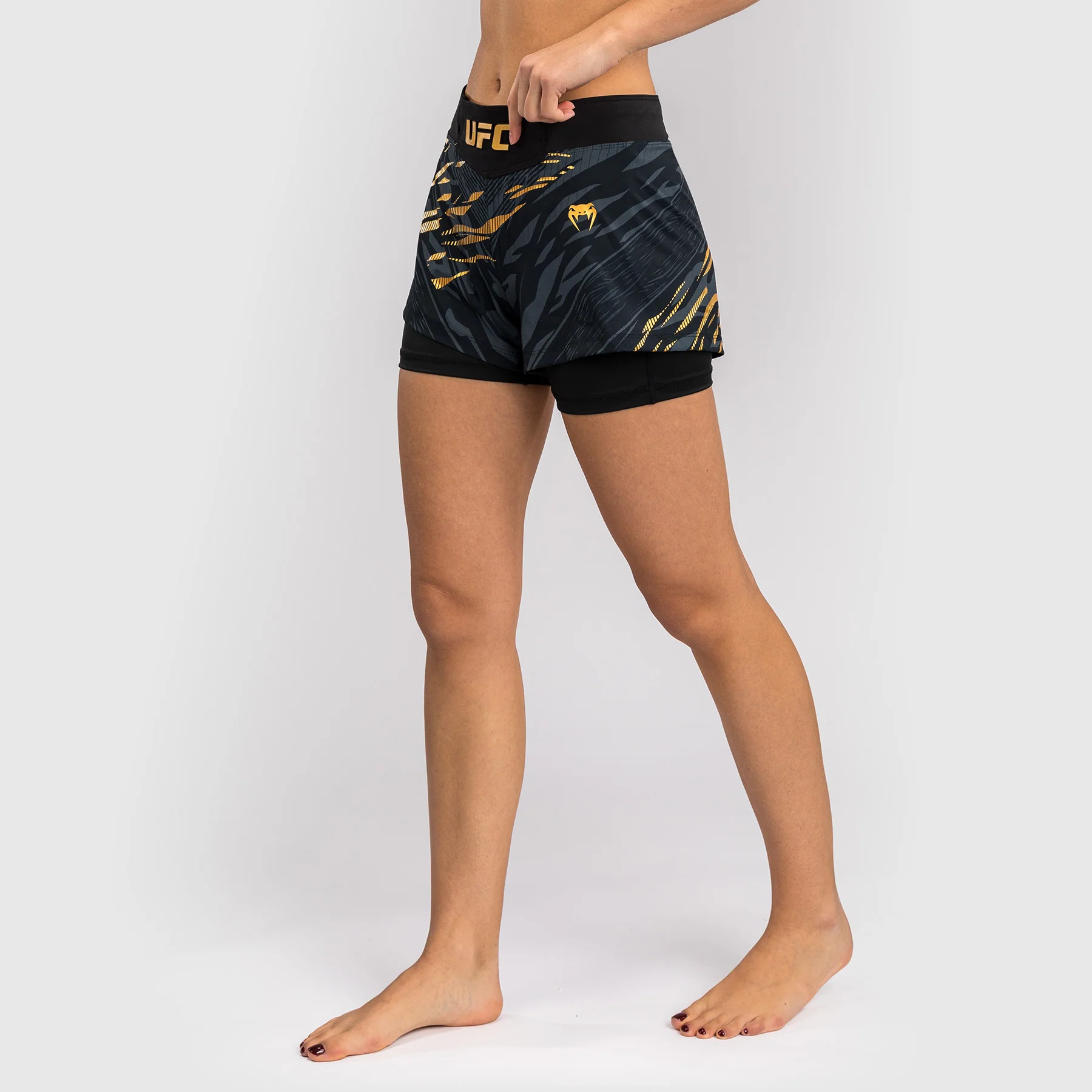 UFC Fusion by Venum Authentic Fight Night Shorts de Lucha para Mujer - Champion - Image 4
