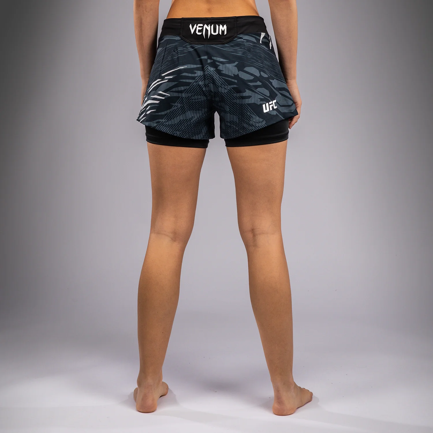 UFC Fusion by Venum Authentic Fight Night Shorts de Lucha para Mujer - Negro - Image 2