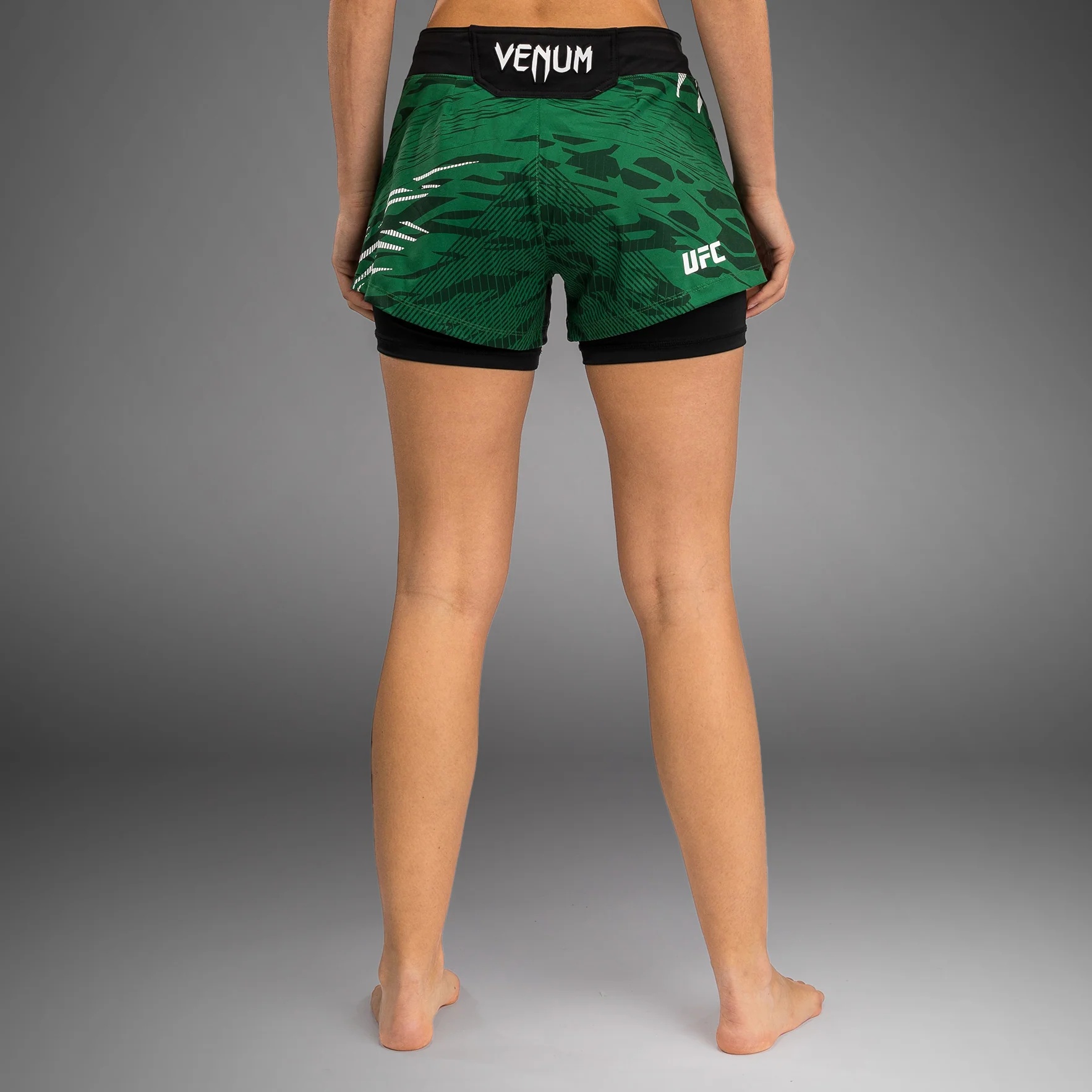 UFC Fusion by Venum Authentic Fight Night Shorts de Lucha para Mujer - Verde - Image 2