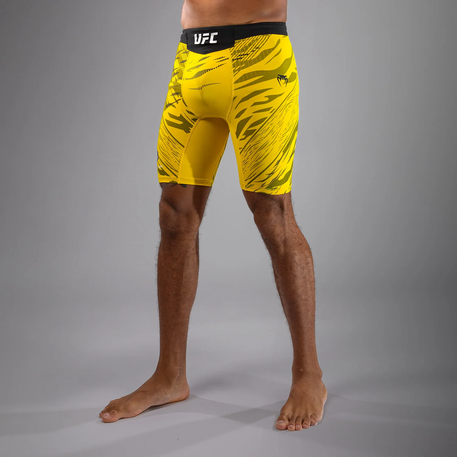 UFC Fusion by Venum Authentic Fight Night Vale Tudo Shorts para Hombre - Amarillo - Image 2