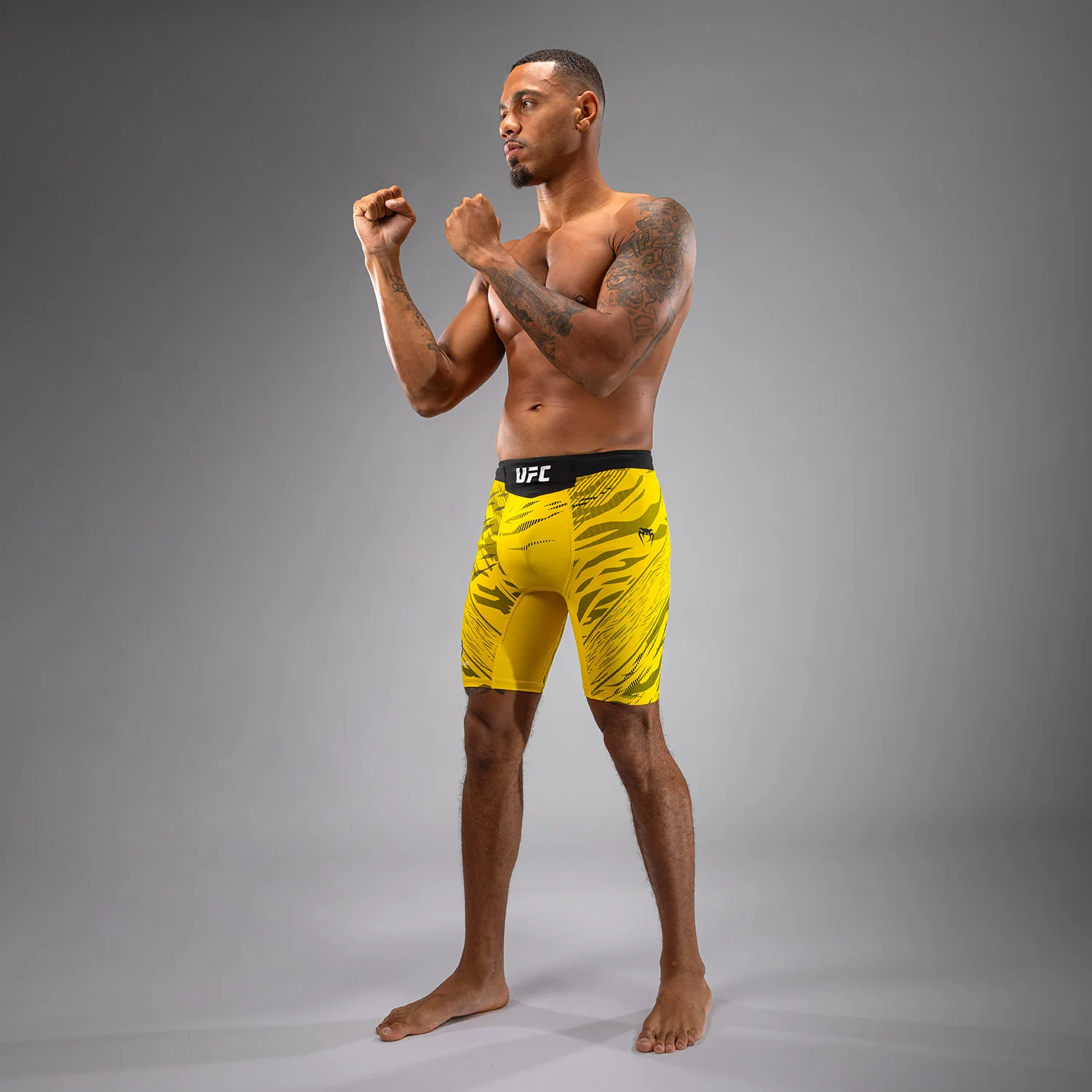 UFC Fusion by Venum Authentic Fight Night Vale Tudo Shorts para Hombre - Amarillo - Image 3
