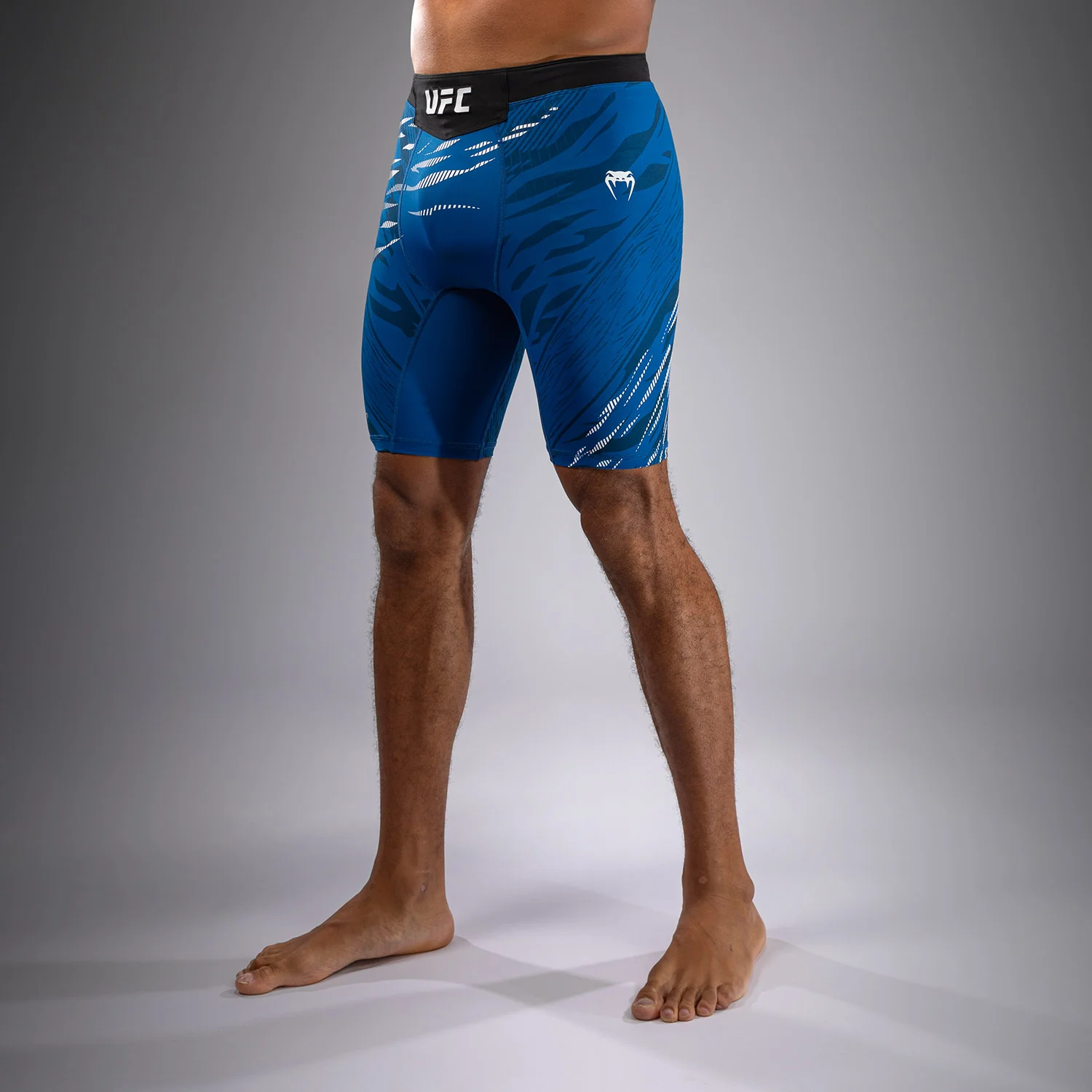 UFC Fusion by Venum Authentic Fight Night Vale Tudo Shorts para Hombre - Azul - Image 2