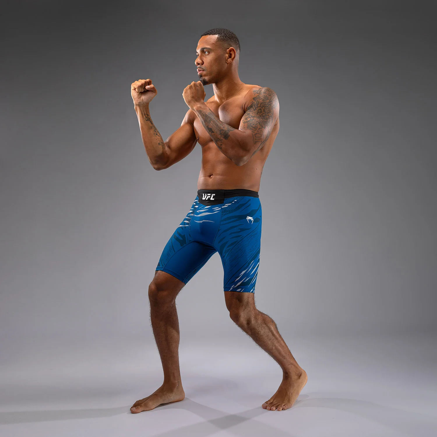 UFC Fusion by Venum Authentic Fight Night Vale Tudo Shorts para Hombre - Azul - Image 5