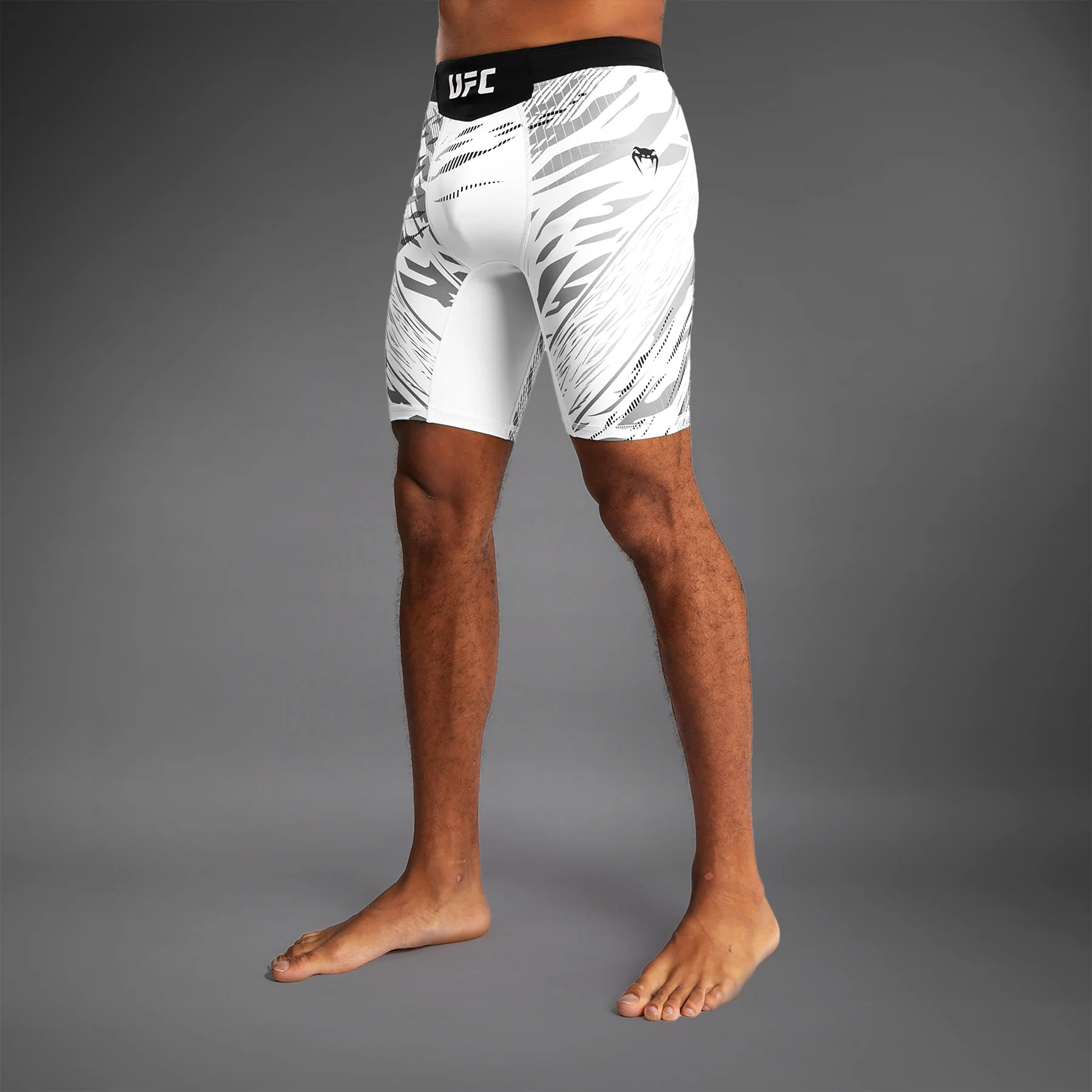 UFC Fusion by Venum Authentic Fight Night Vale Tudo Shorts para Hombre - Blanco - Image 3