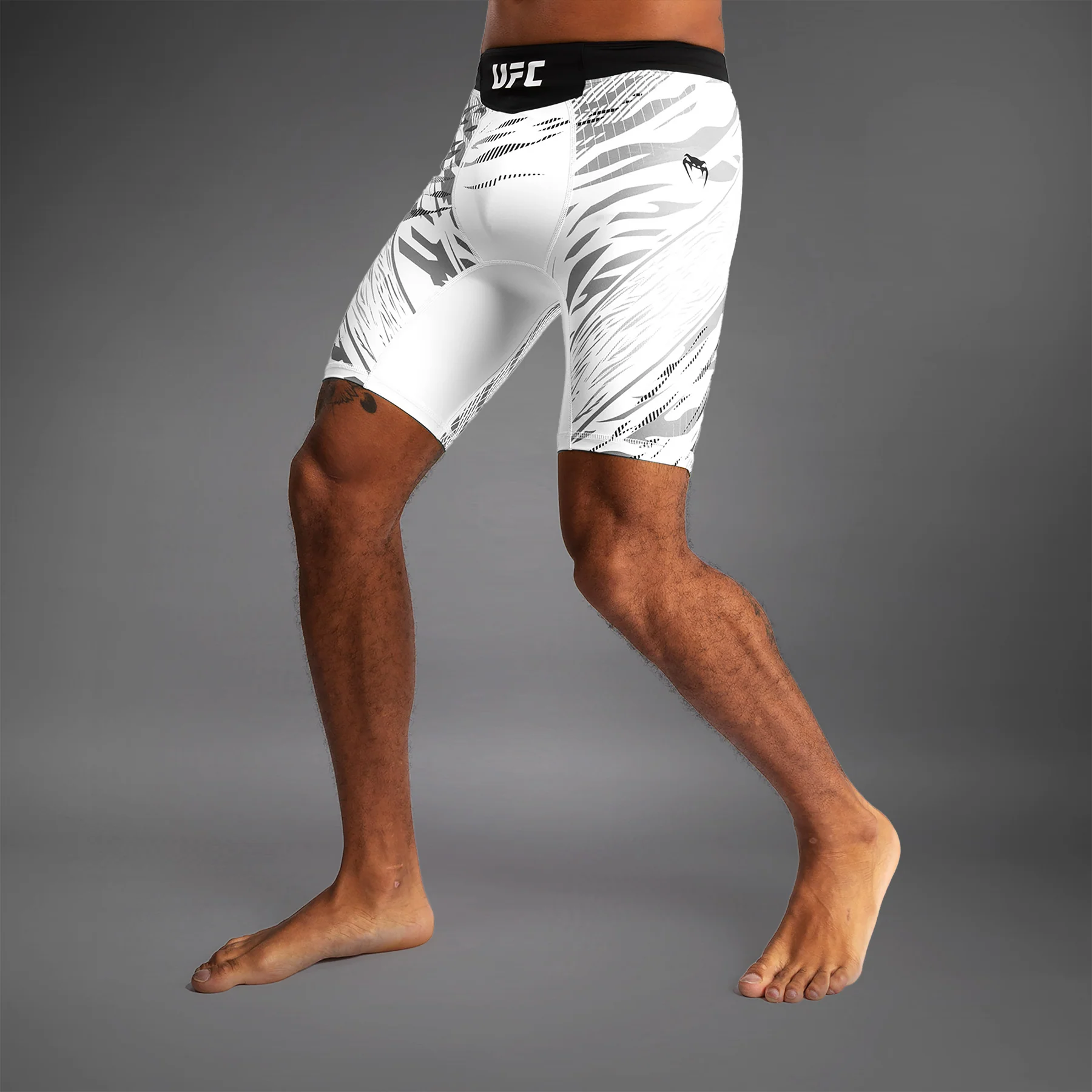 UFC Fusion by Venum Authentic Fight Night Vale Tudo Shorts para Hombre - Blanco - Image 7