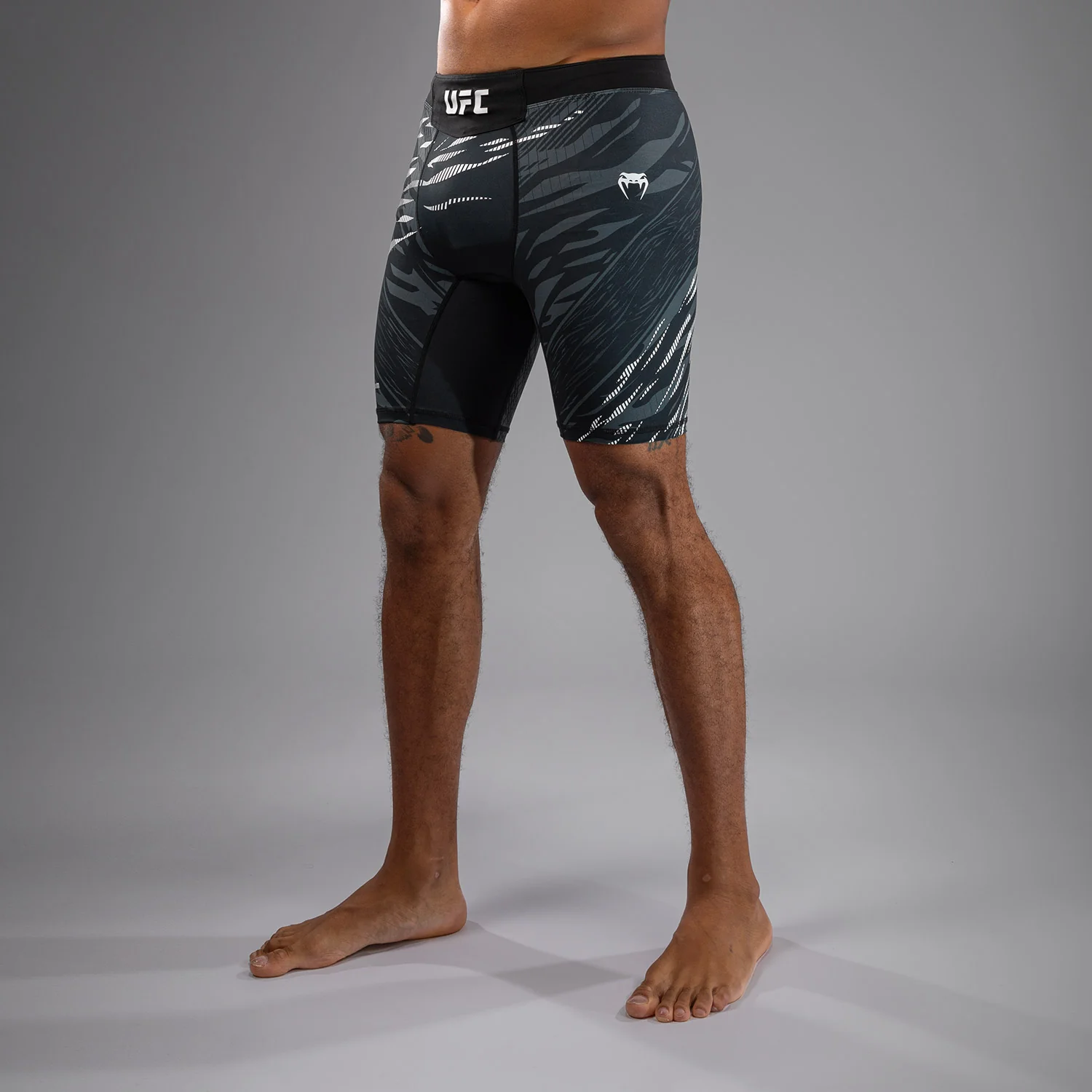 UFC Fusion by Venum Authentic Fight Night Vale Tudo Shorts para Hombre - Negro - Image 2