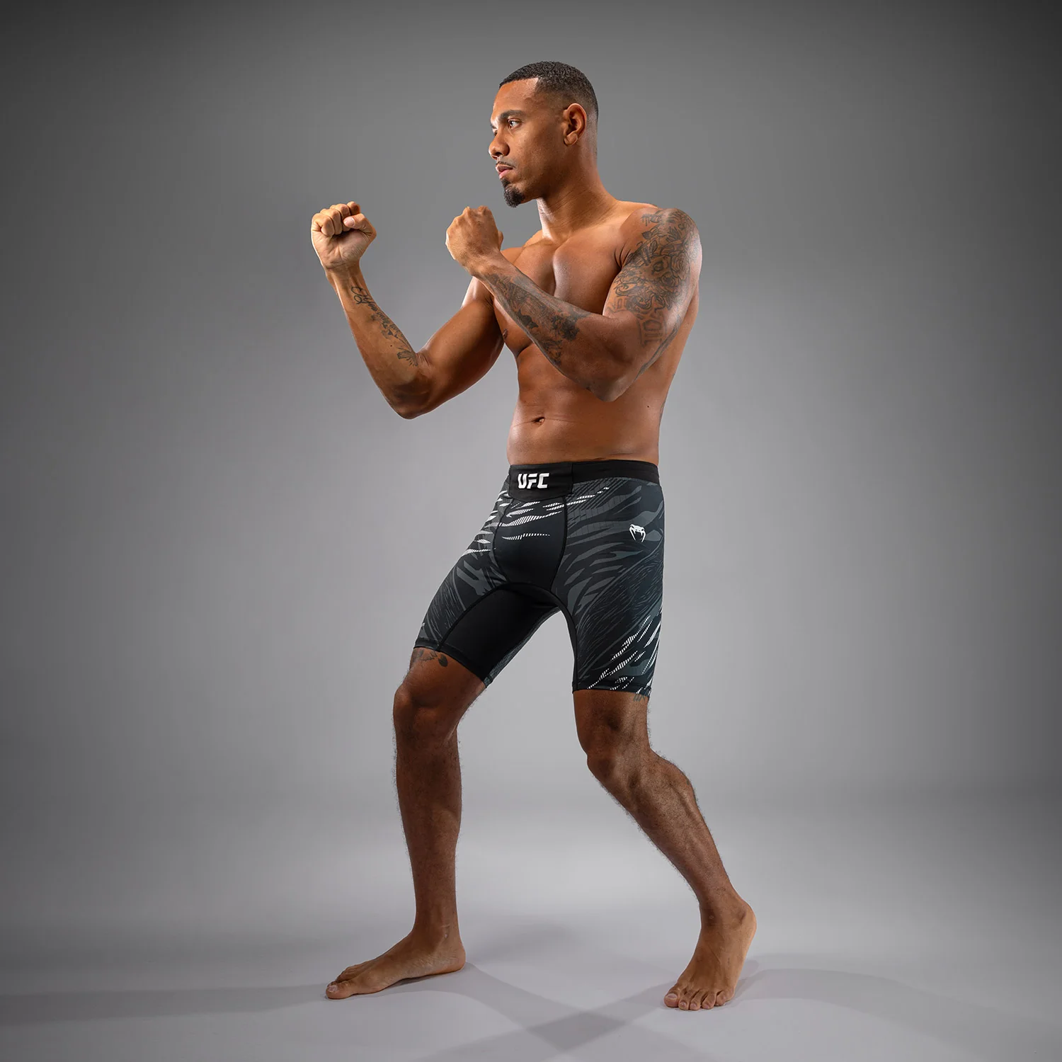 UFC Fusion by Venum Authentic Fight Night Vale Tudo Shorts para Hombre - Negro - Image 5