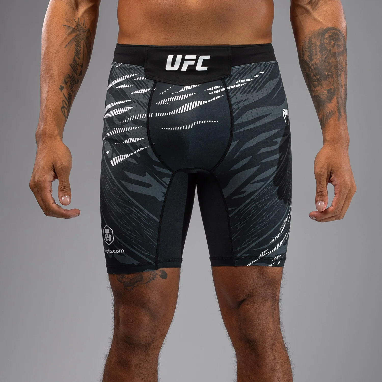 UFC Fusion by Venum Authentic Fight Night Vale Tudo Shorts para Hombre - Negro - Image 6