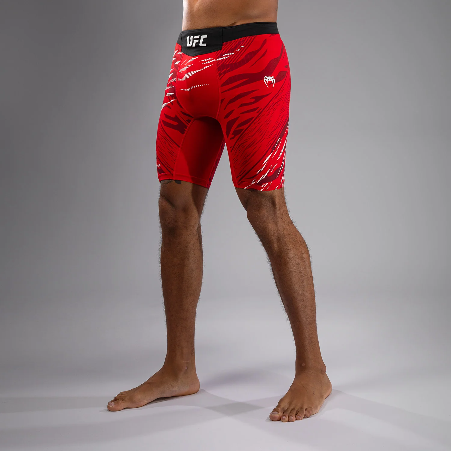 UFC Fusion by Venum Authentic Fight Night Vale Tudo Shorts para Hombre - Rojo - Image 2