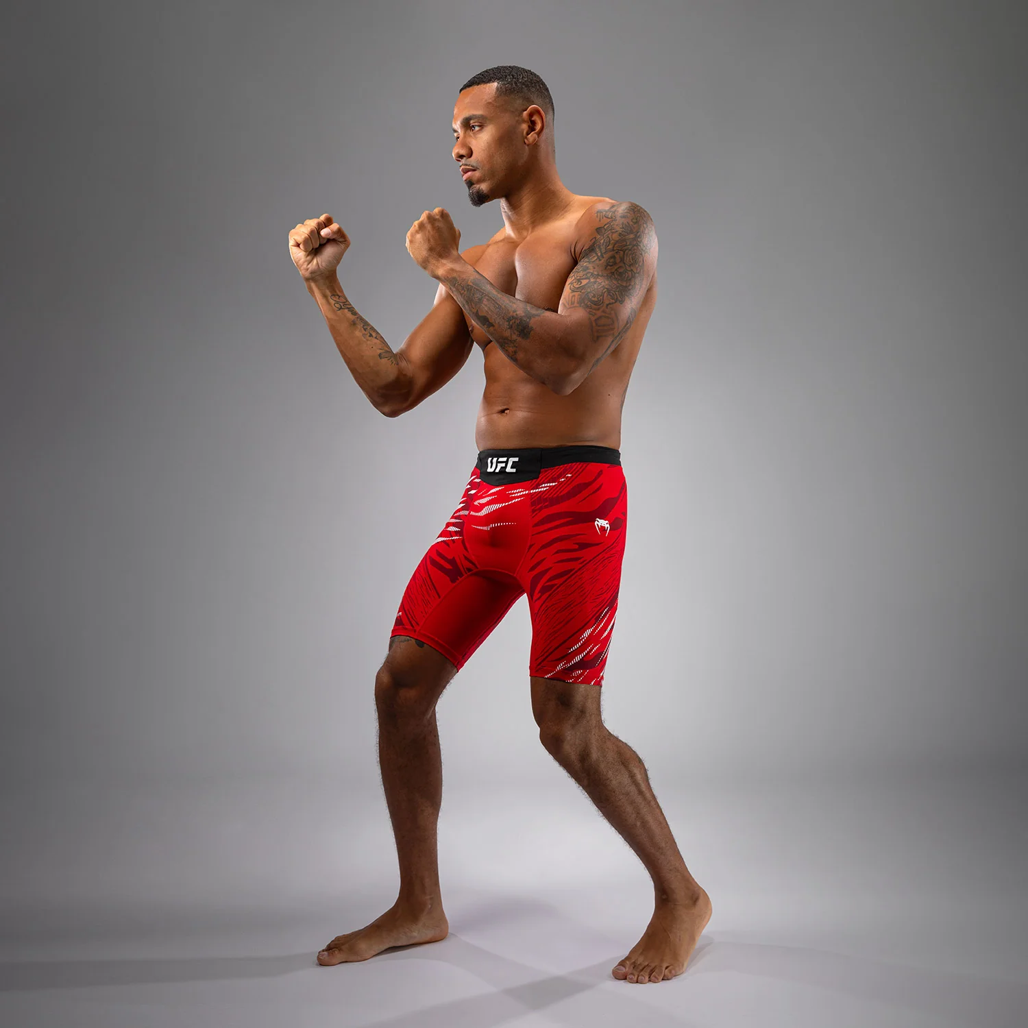 UFC Fusion by Venum Authentic Fight Night Vale Tudo Shorts para Hombre - Rojo - Image 5